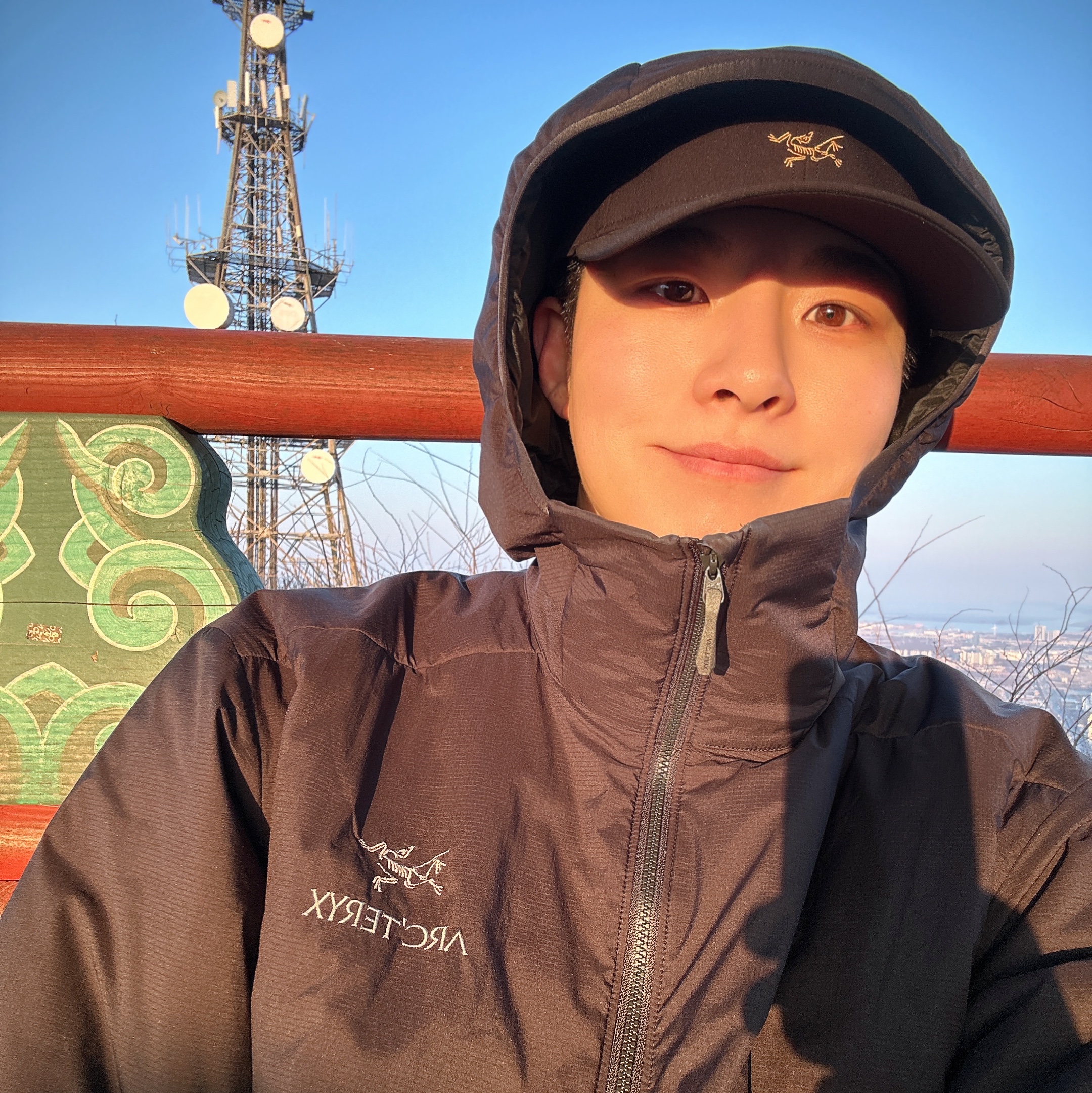 Arc'teryx Atom LT Hoody Black, Arc'teryx Small Bird Cap Black 착용 스타일 - 1