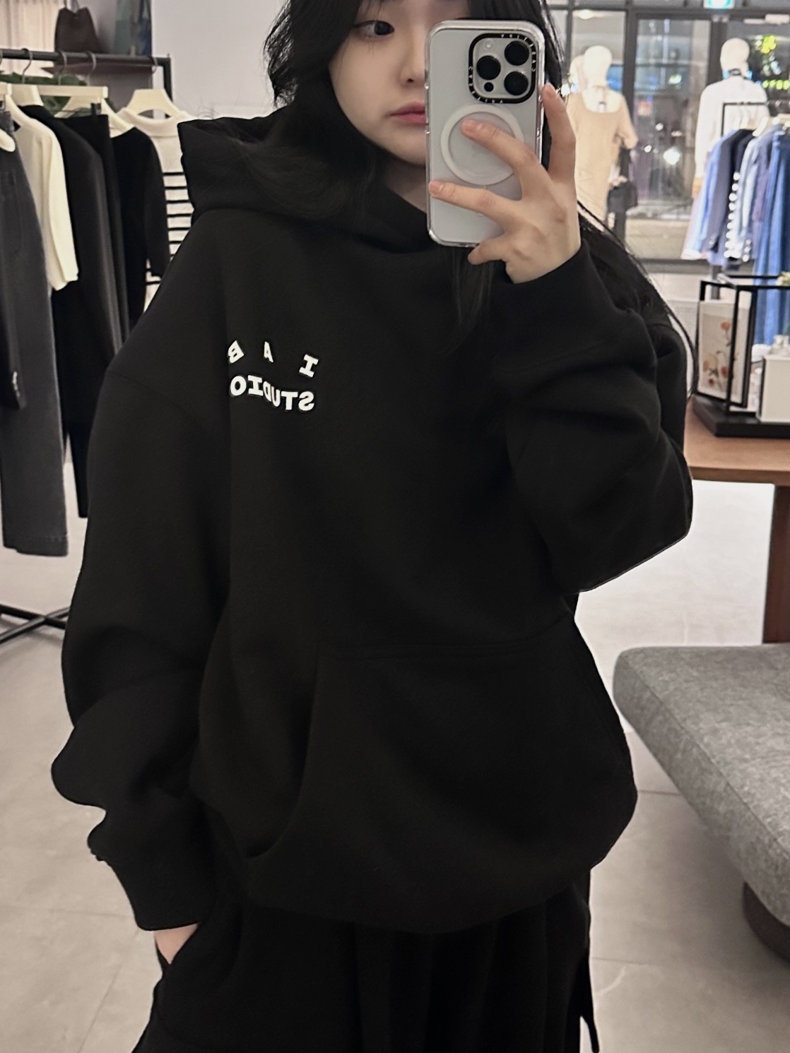 IAB Studio Hoodie Black 착용 스타일 - 2