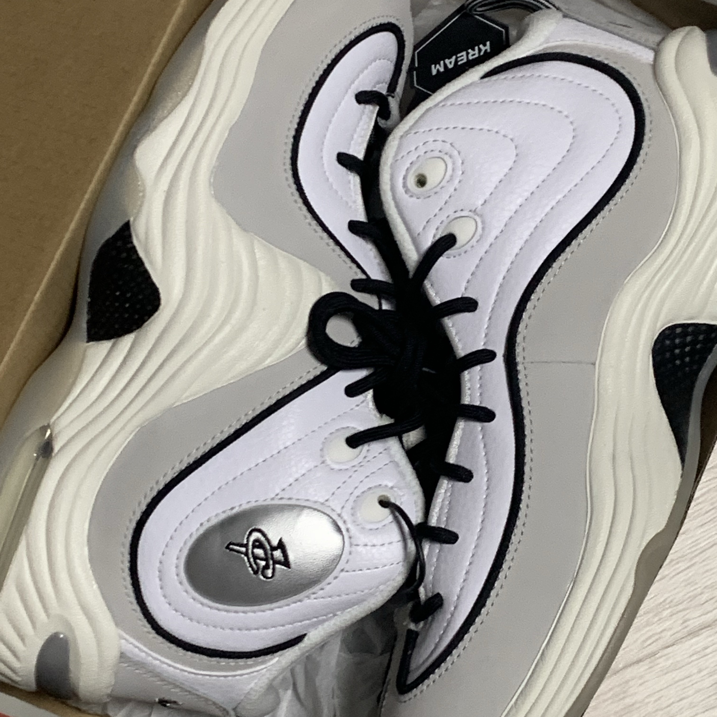 Nike Air Penny II Photon Dust 착용 스타일