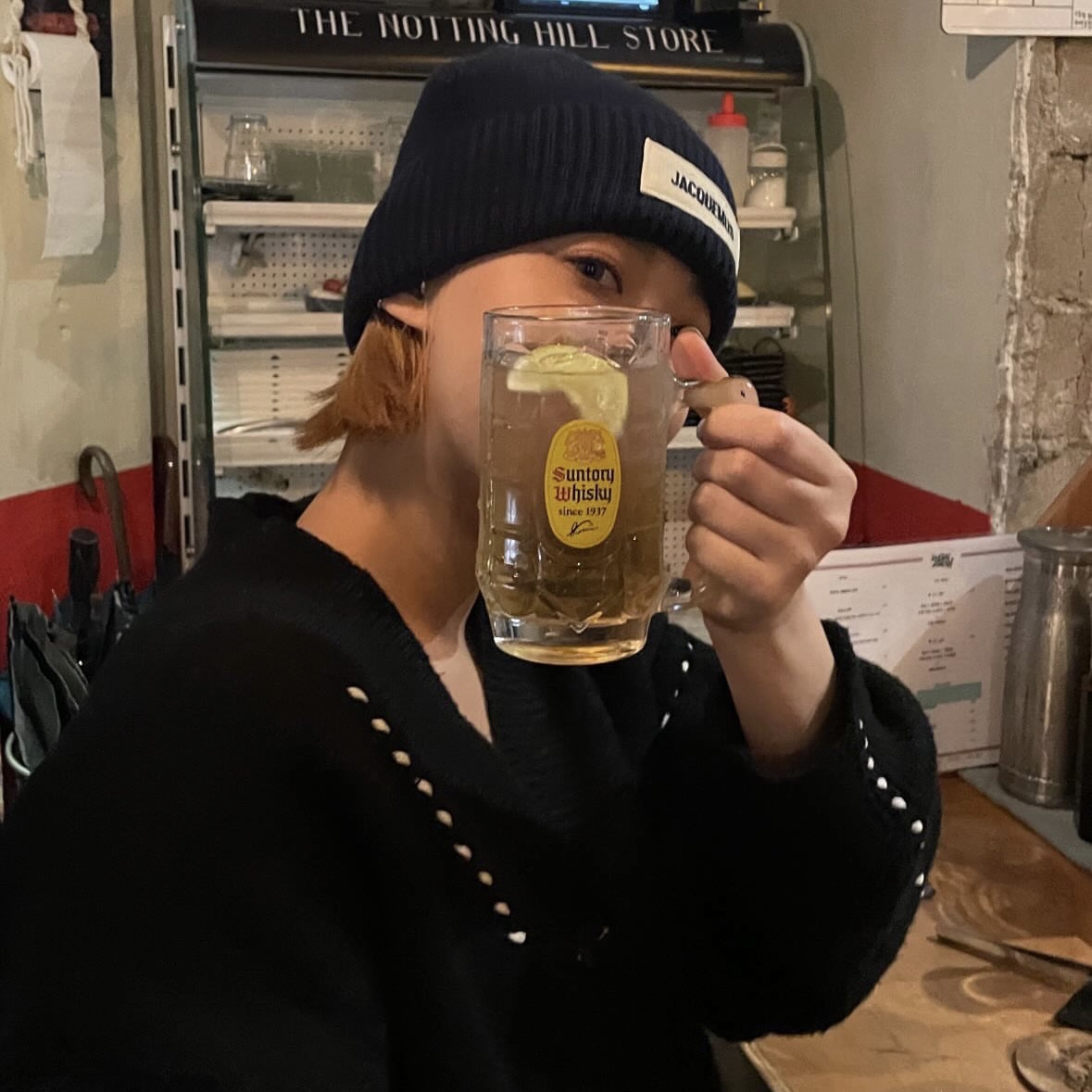 Jacquemus Le Bonnet Grosgrain Logo Beanie Navy 착용 스타일