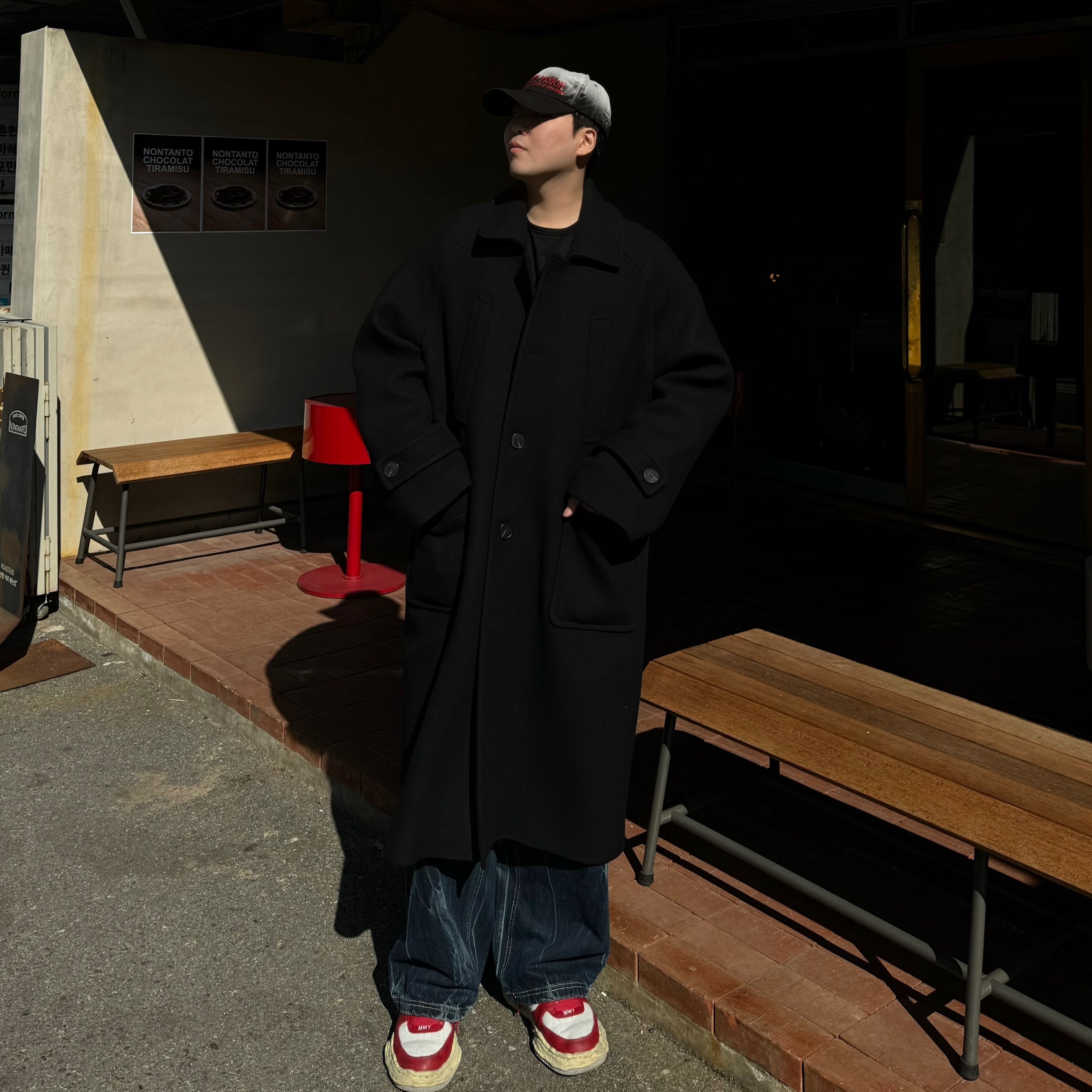Undermycar Legion.02 Balmacaan Oversized Wool Coat Black, Maison Mihara Yasuhiro Wayne VL OG Sole Leather Low-top Sneakers White Red 착용 스타일 - 1