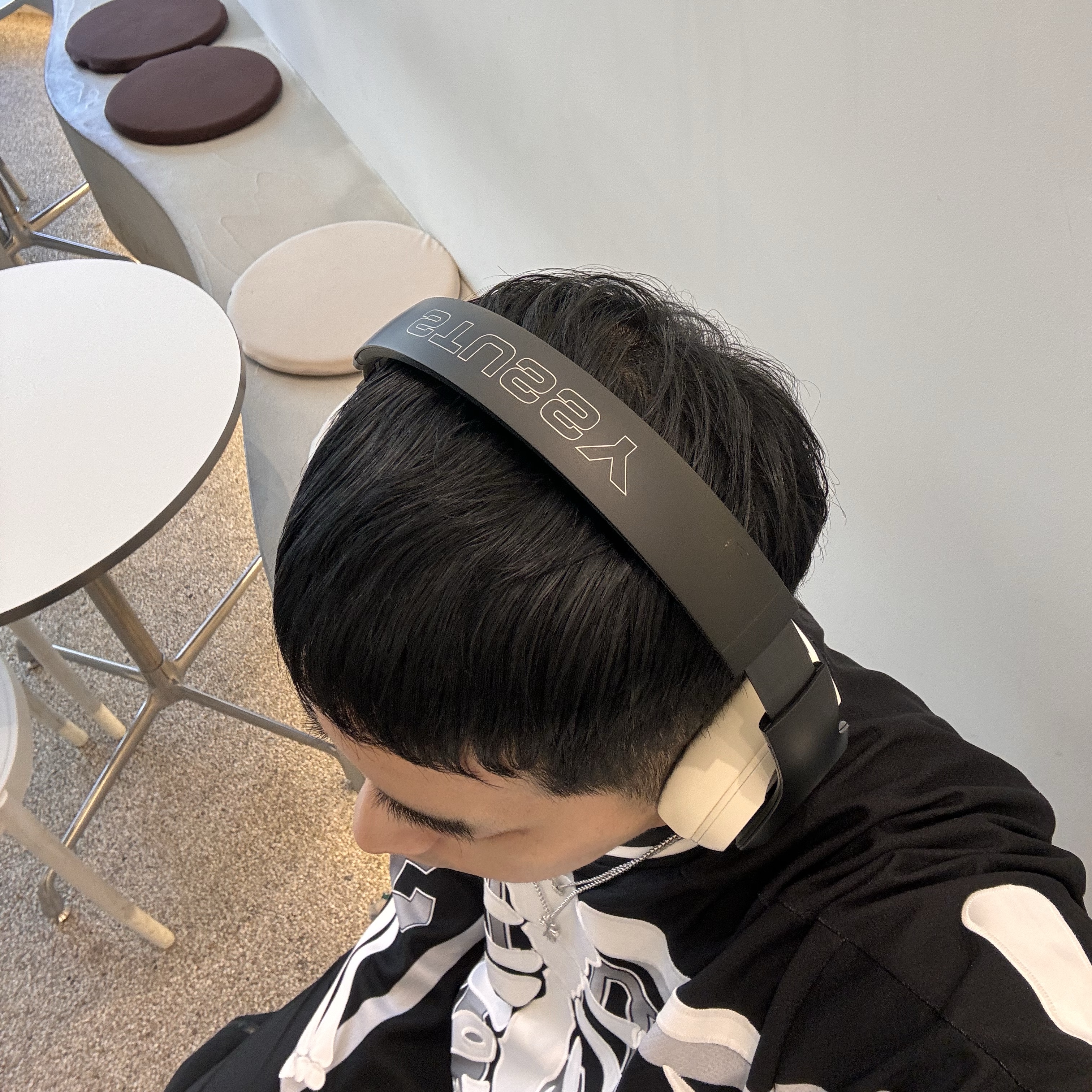 Stussy x Beats Studio Pro Wireless Headphone Black (Korean Ver.) 착용 스타일 - 2