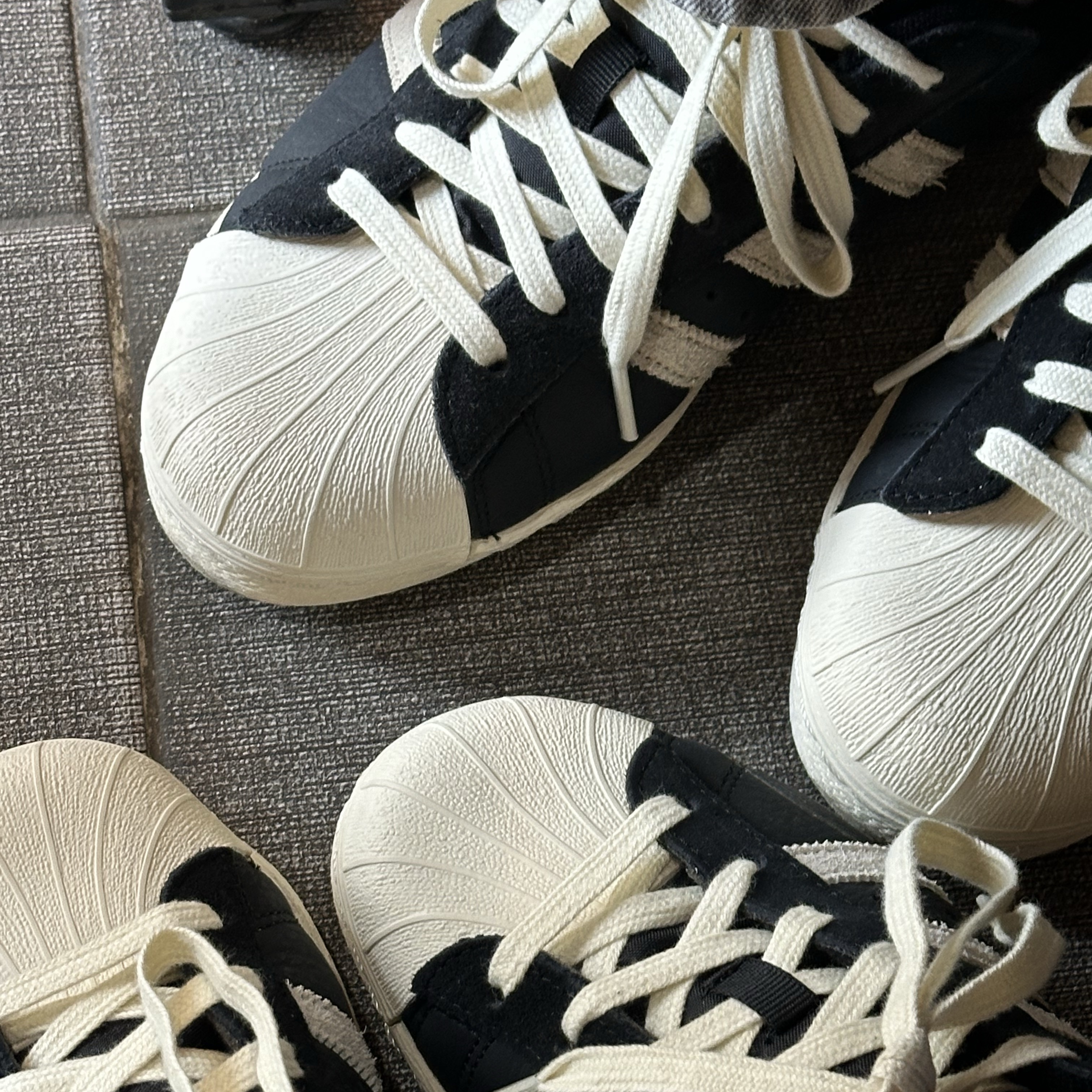 Adidas Superstar 82 Black White 착용 스타일