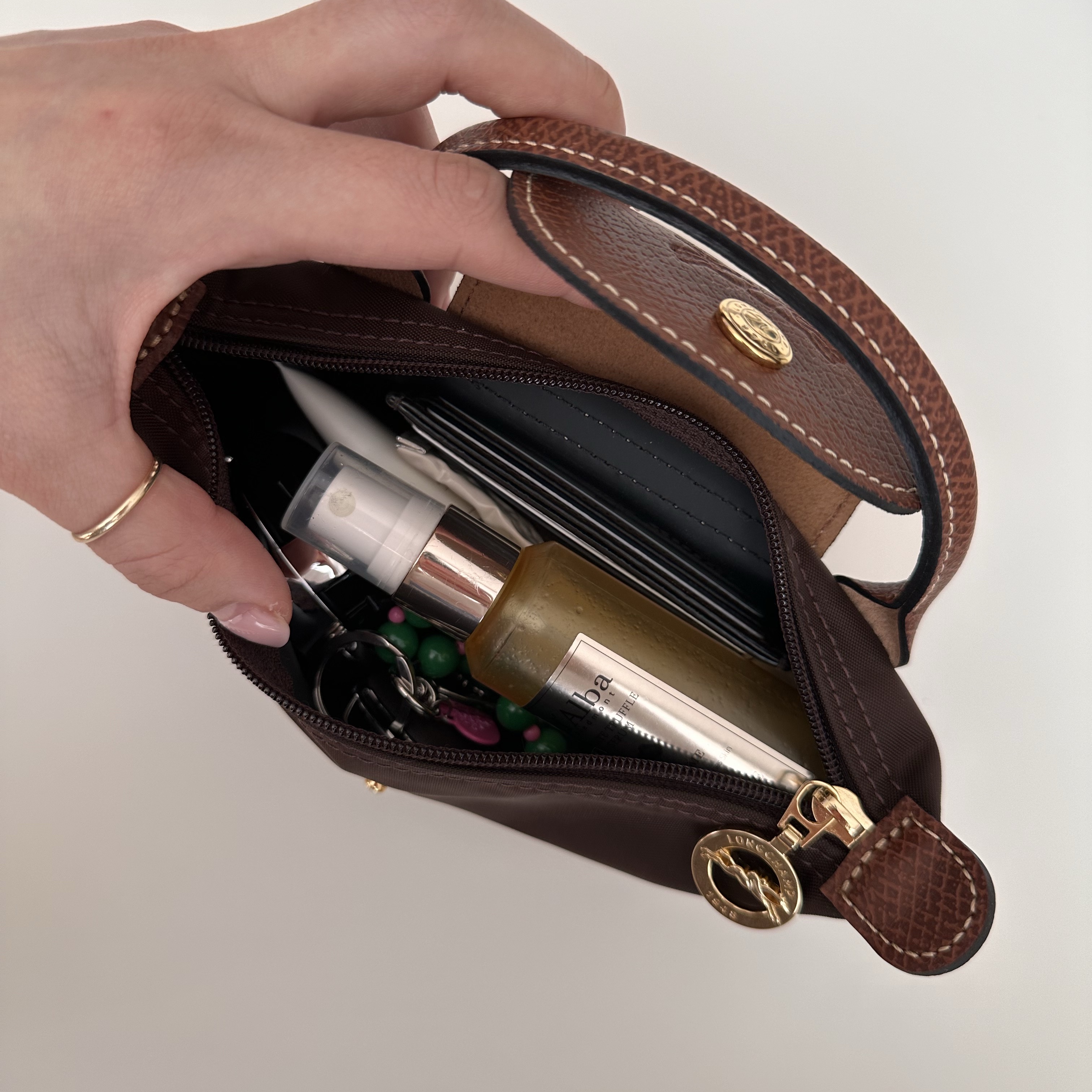 Longchamp Le Pliage Original Handle Pouch Ebony 착용 스타일 - 3