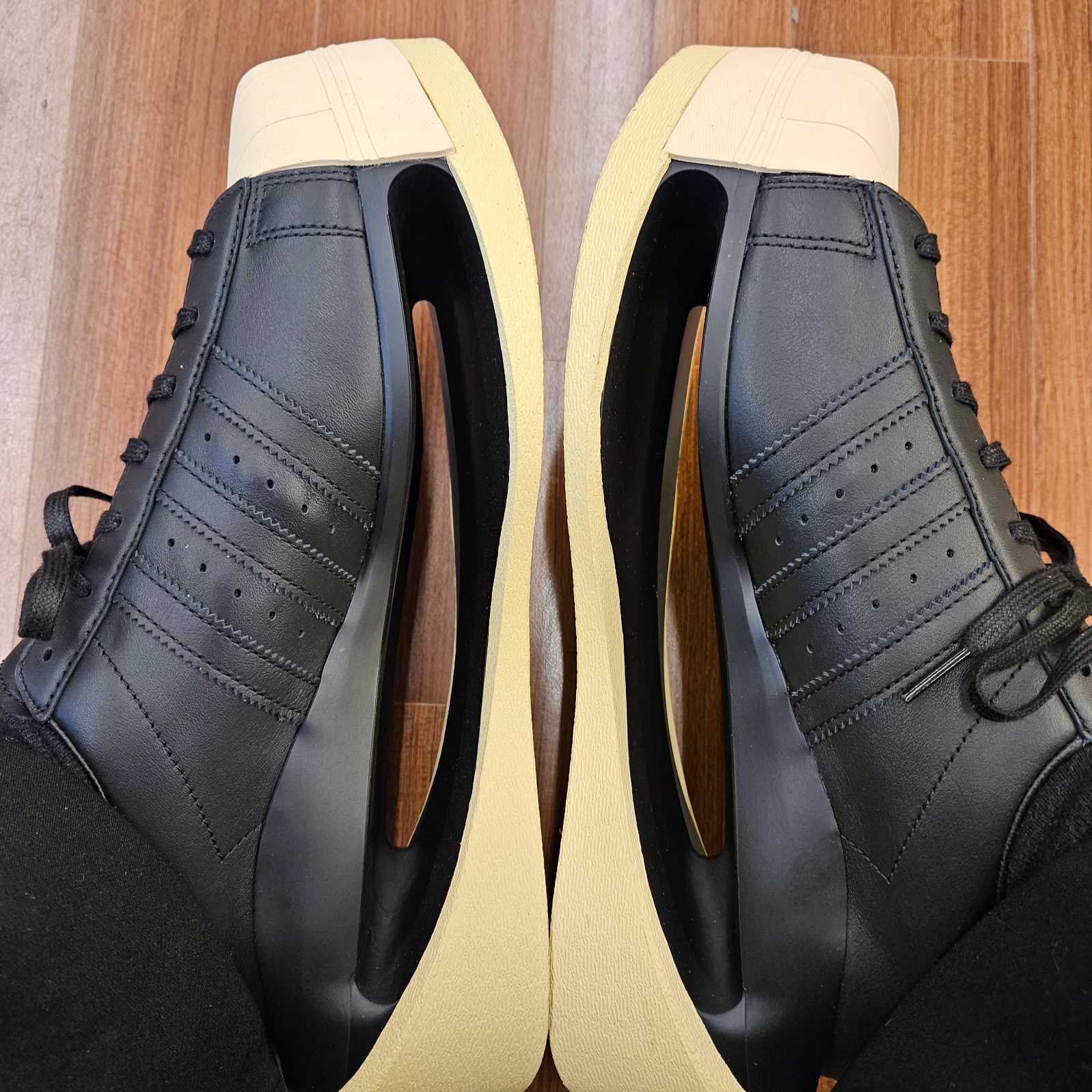 Y-3 Gendo Superstar Black Easy Yellow 착용 스타일 - 3
