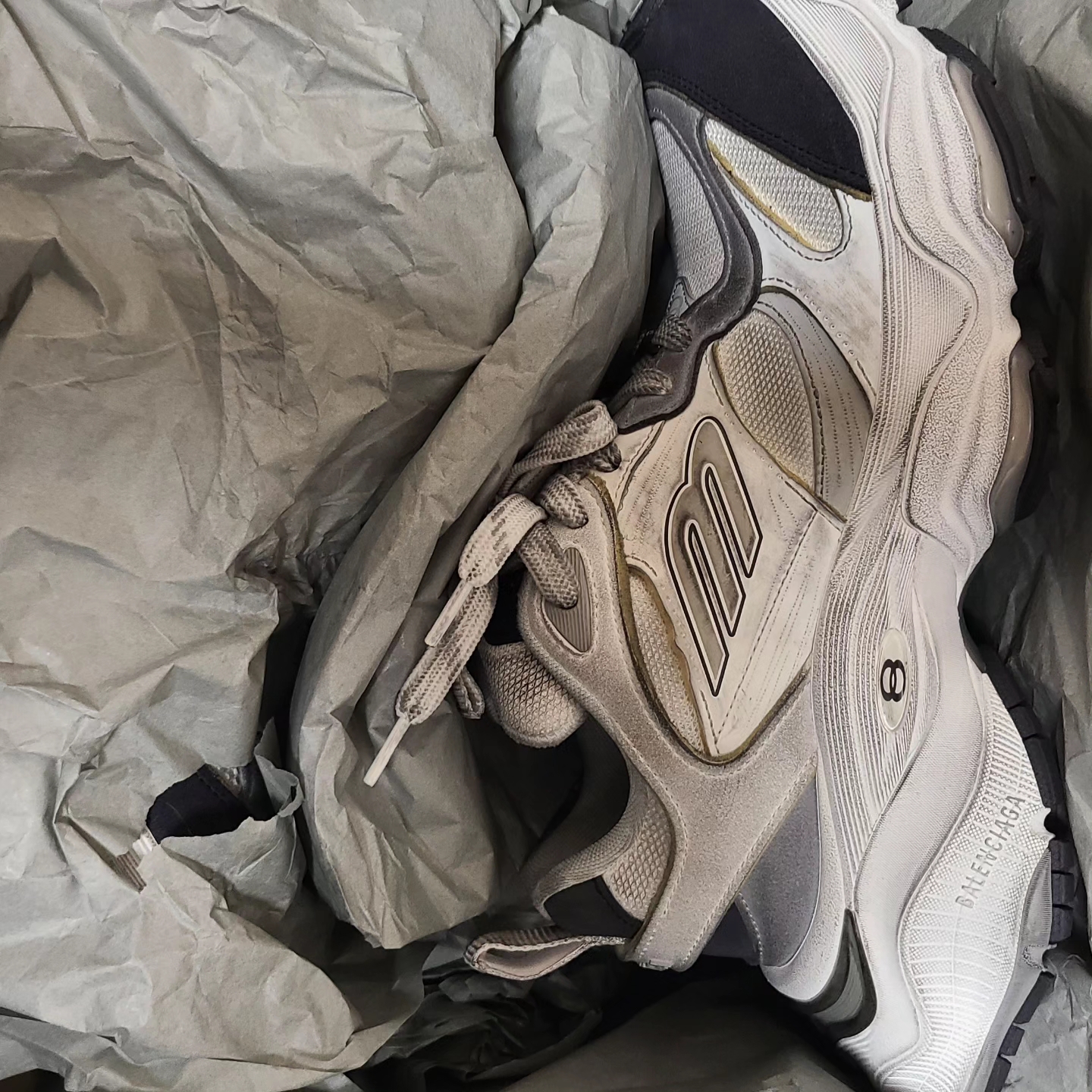 Balenciaga Cargo Sneakers White Grey 착용 스타일 - 3