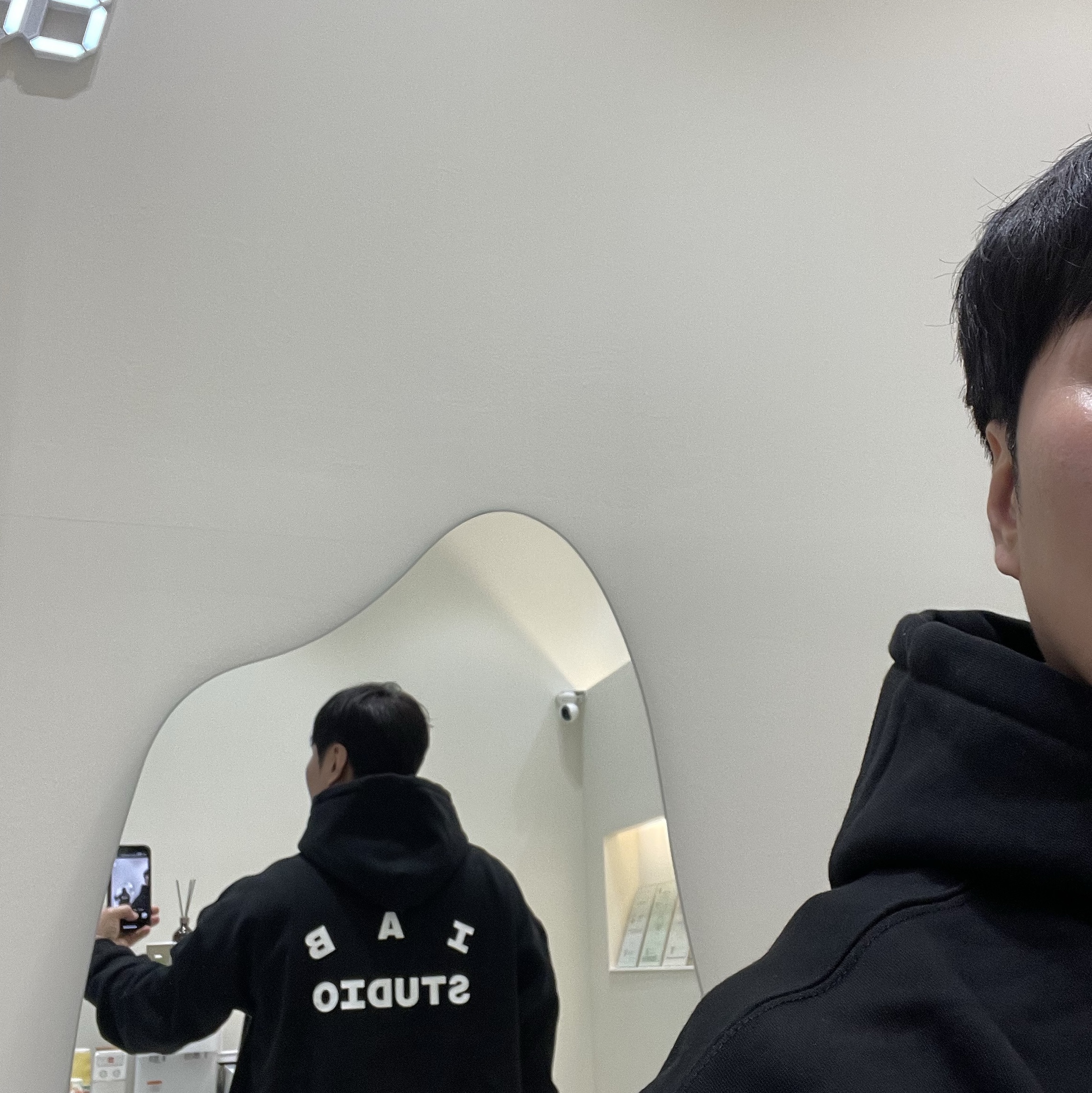 IAB Studio Hoodie Black 착용 스타일 - 2