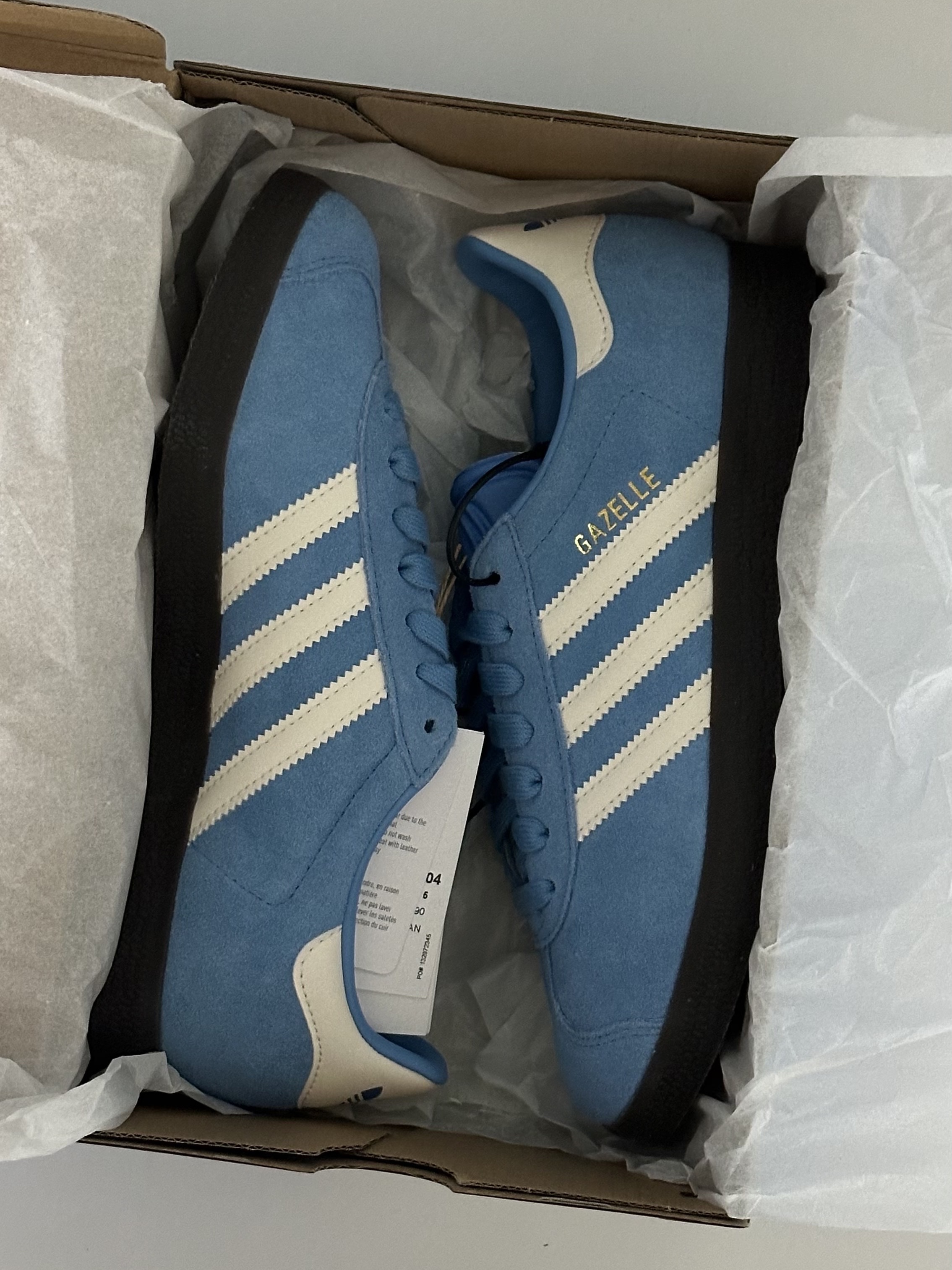 Adidas Gazelle Gold Metallic Chalk White Gum 착용 스타일