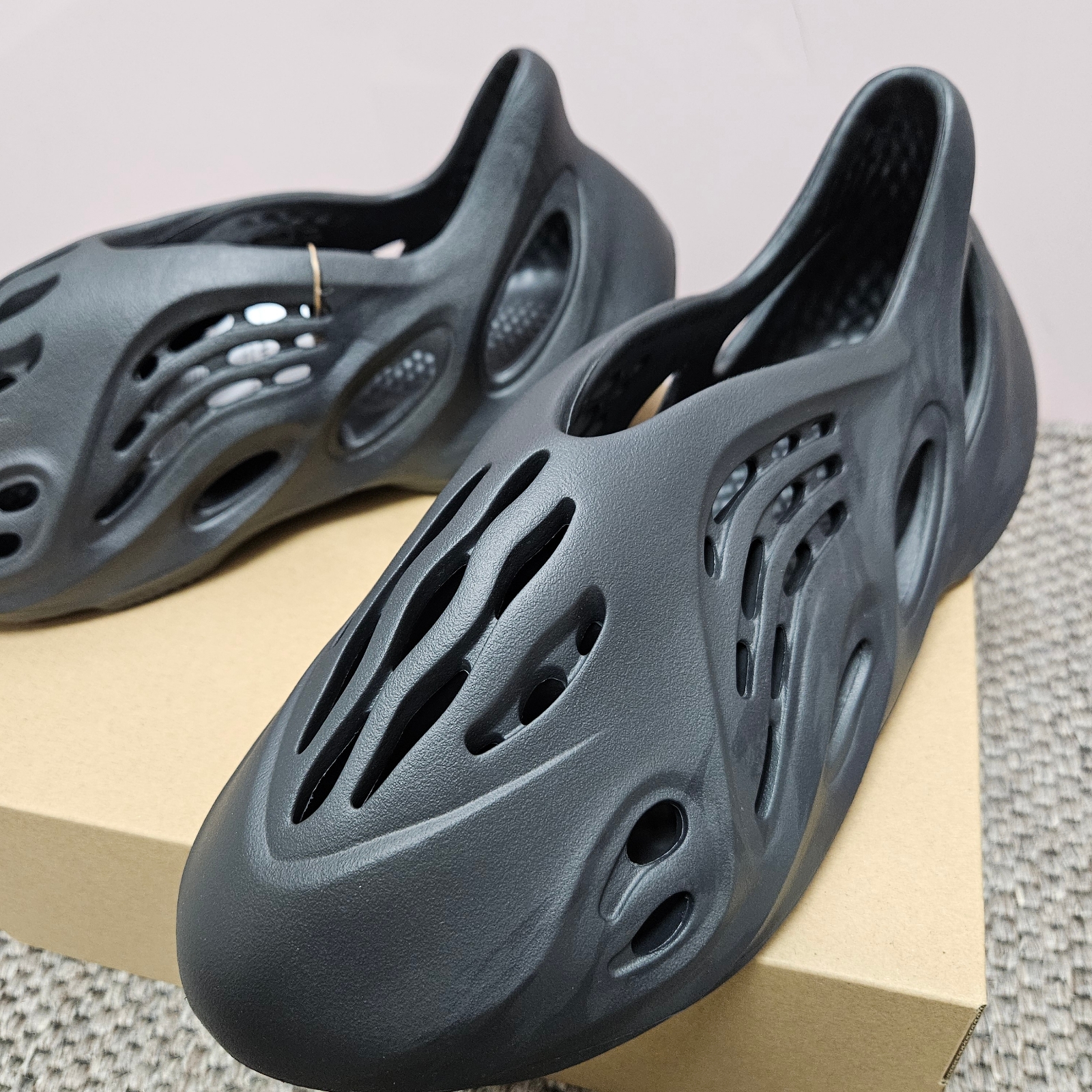 Adidas Yeezy Foam RNNR Onyx 착용 스타일 - 2