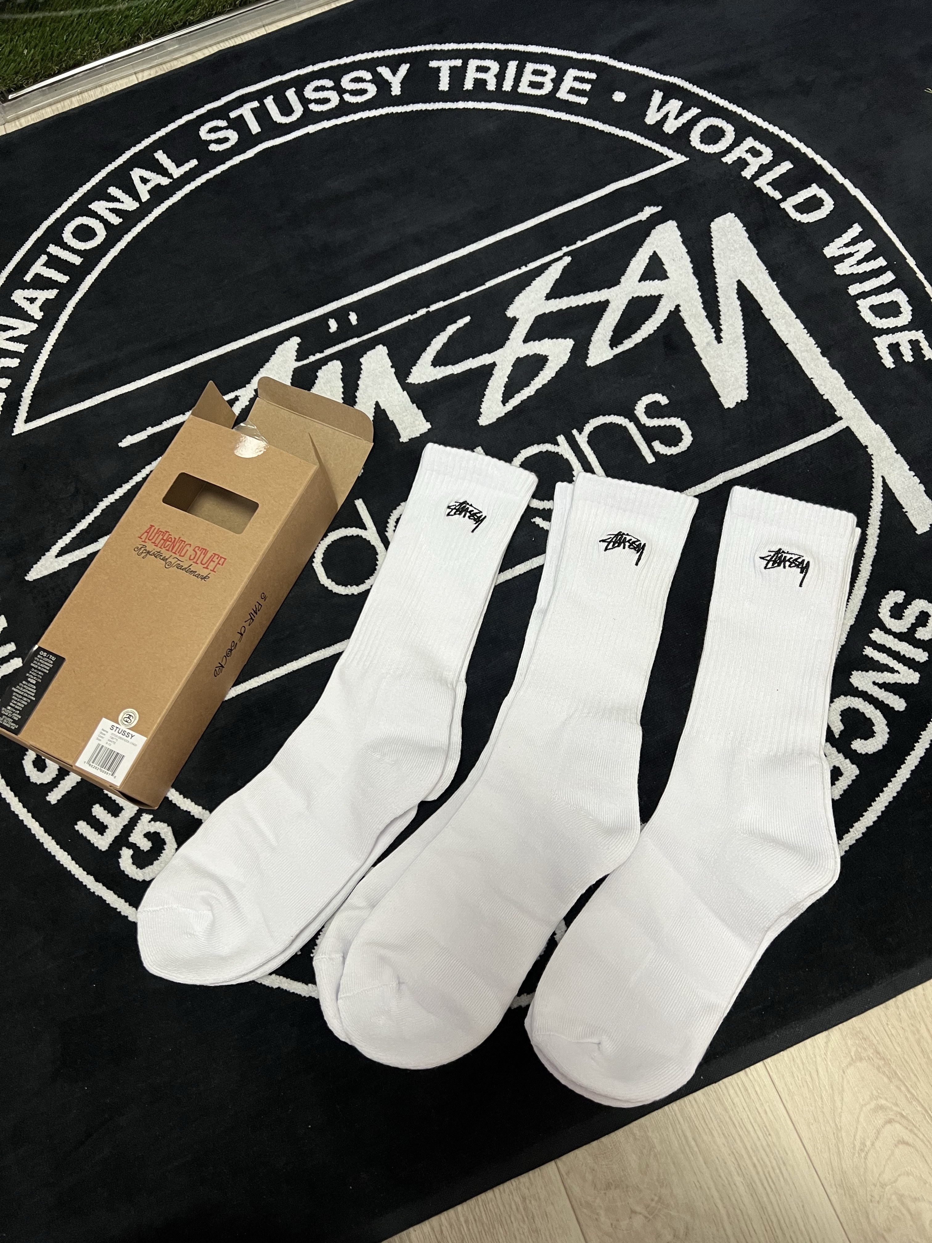Stussy Small Stock Crew Socks White (3 Pack) 착용 스타일