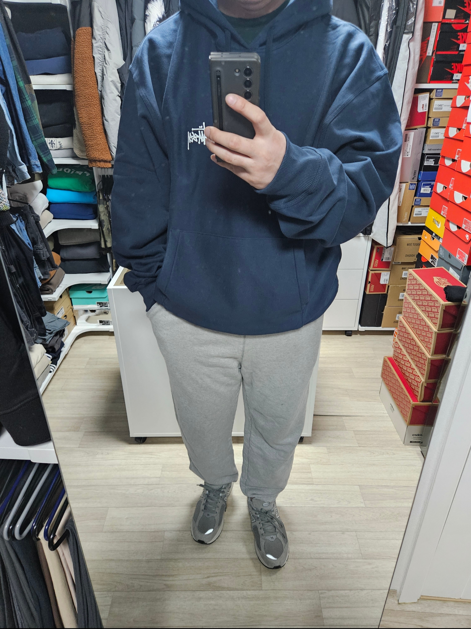 Stussy Basic Stussy Hoodie Navy 2023, New Balance 2002R Grey 착용 스타일