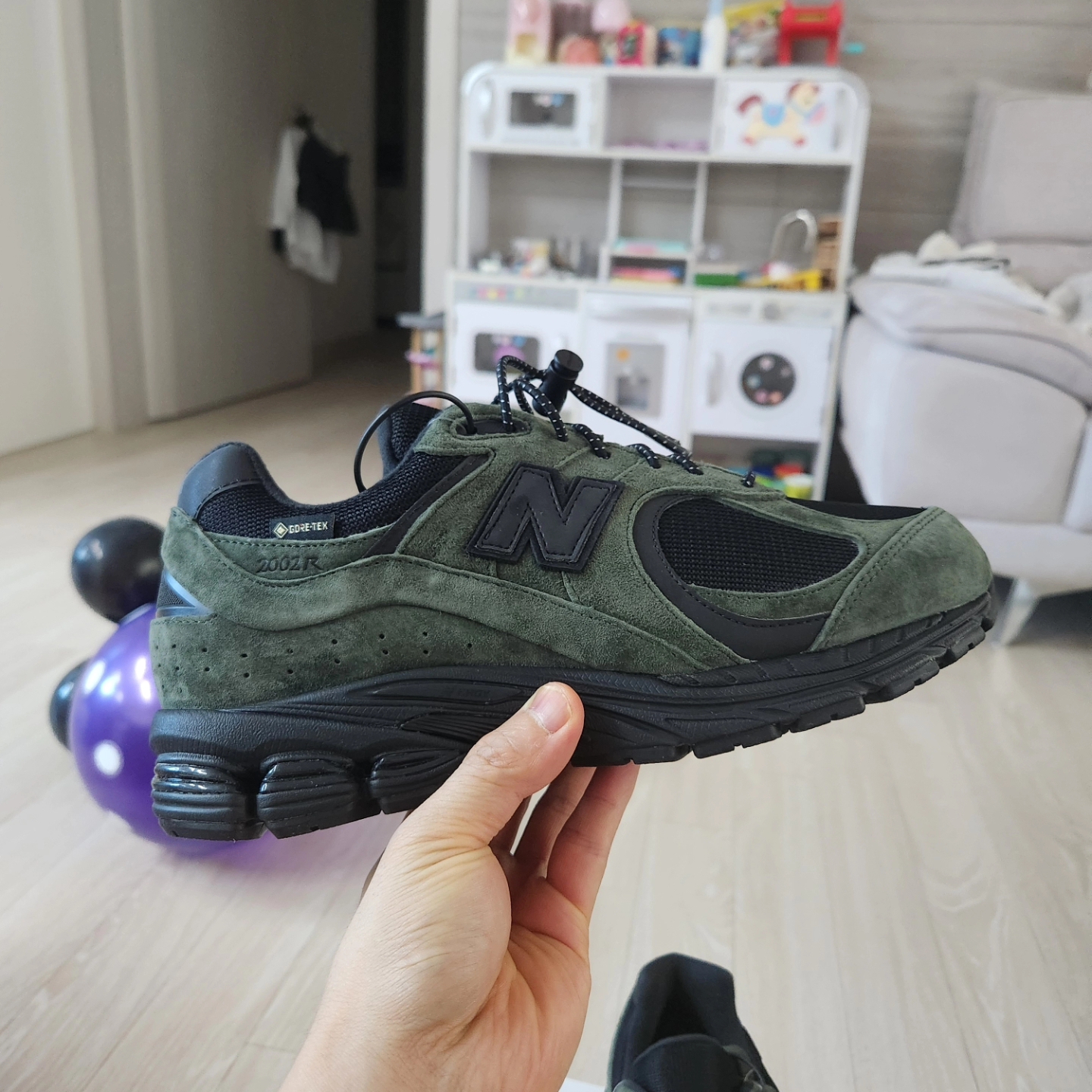 New Balance x JJJJound 2002R Gore-Tex Pine 착용 스타일 - 3
