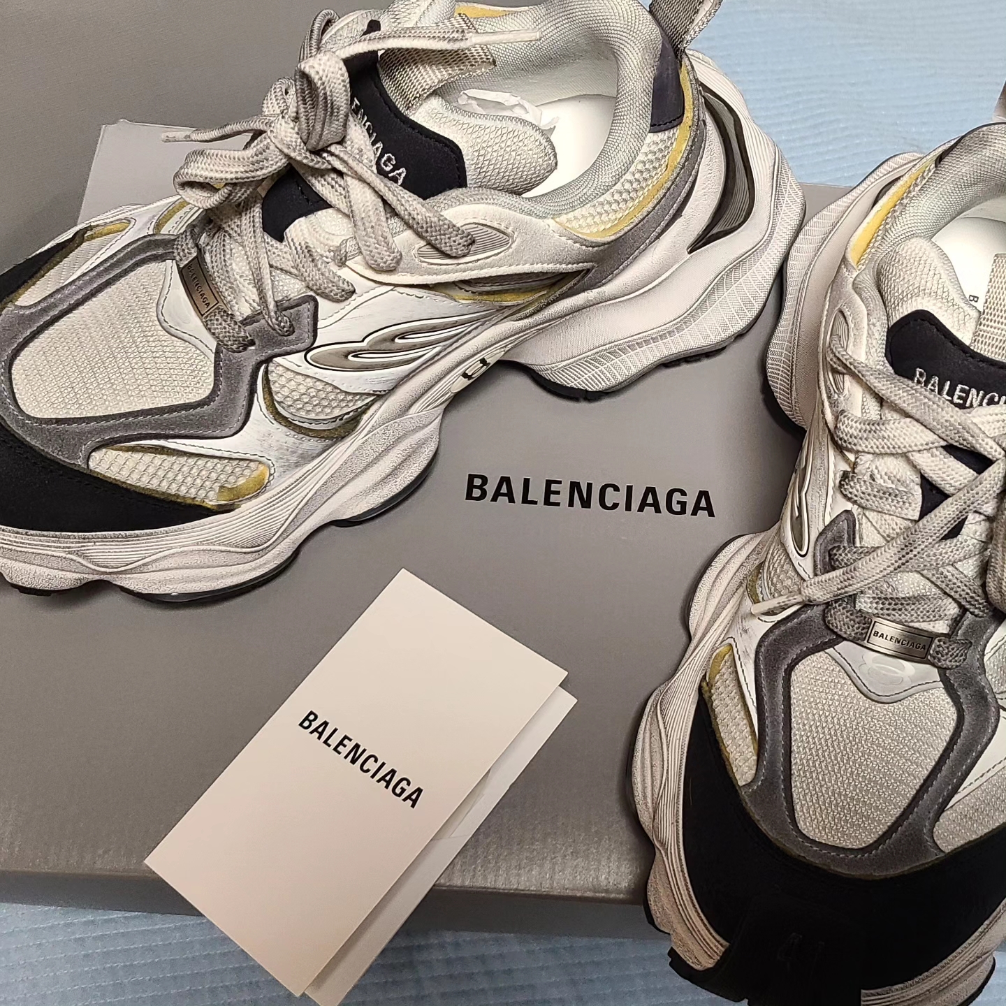 Balenciaga Cargo Sneakers White Grey 착용 스타일 - 4