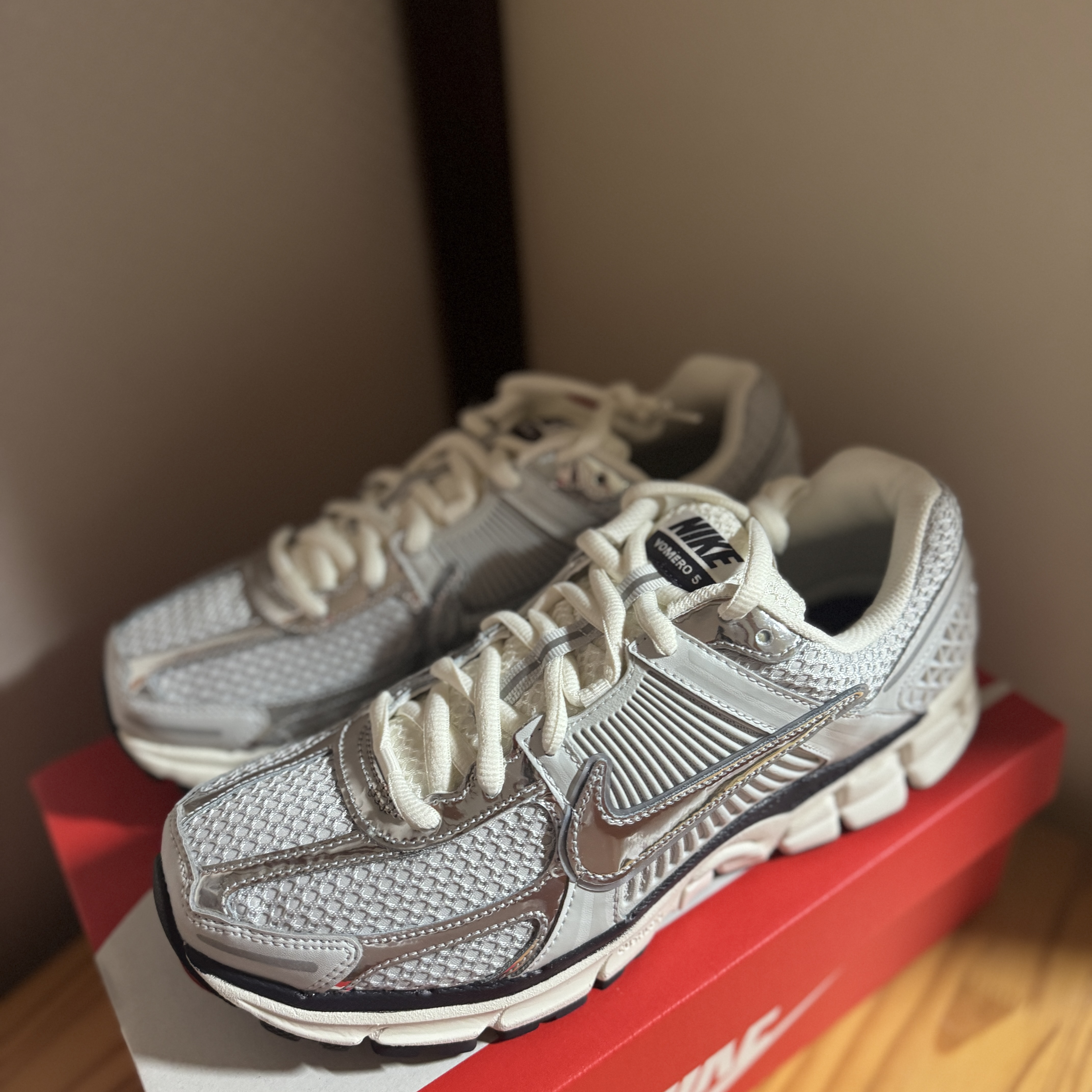 Nike Zoom Vomero 5 Photon Dust Gridiron 착용 스타일