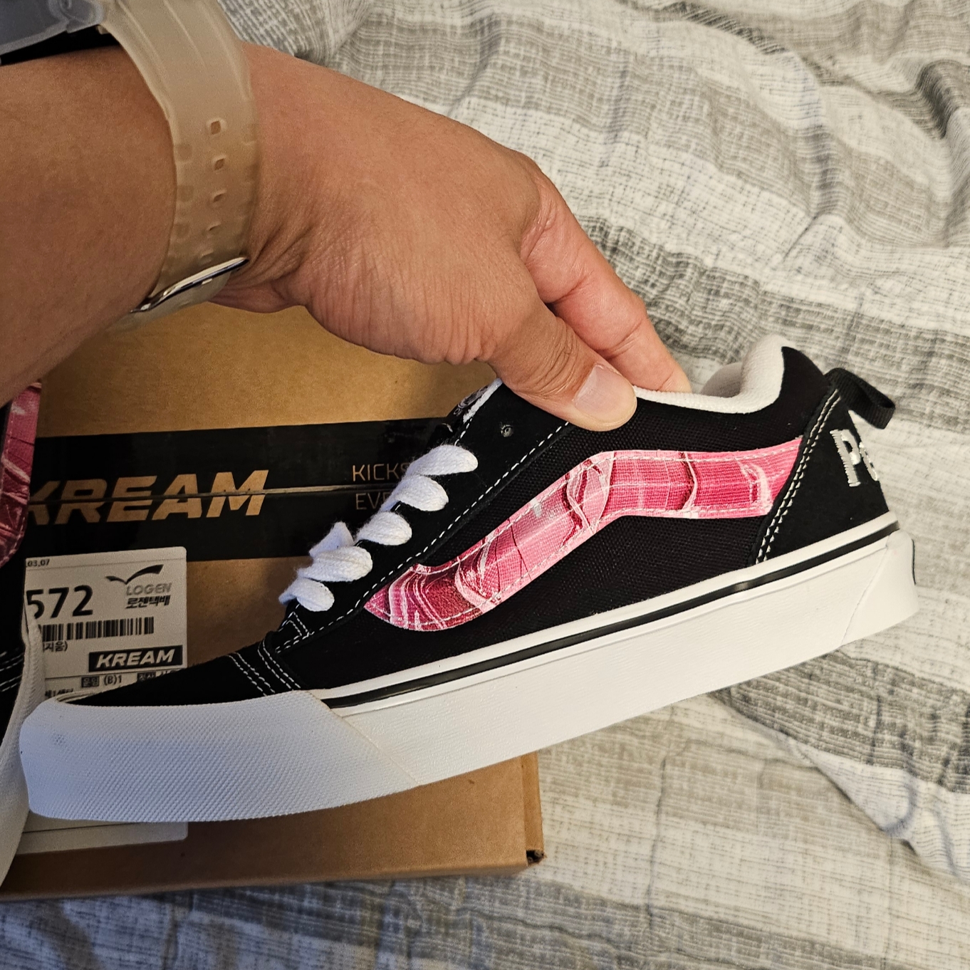 Vans x Peaches. Knu-Skool Black Pink 착용 스타일 - 3