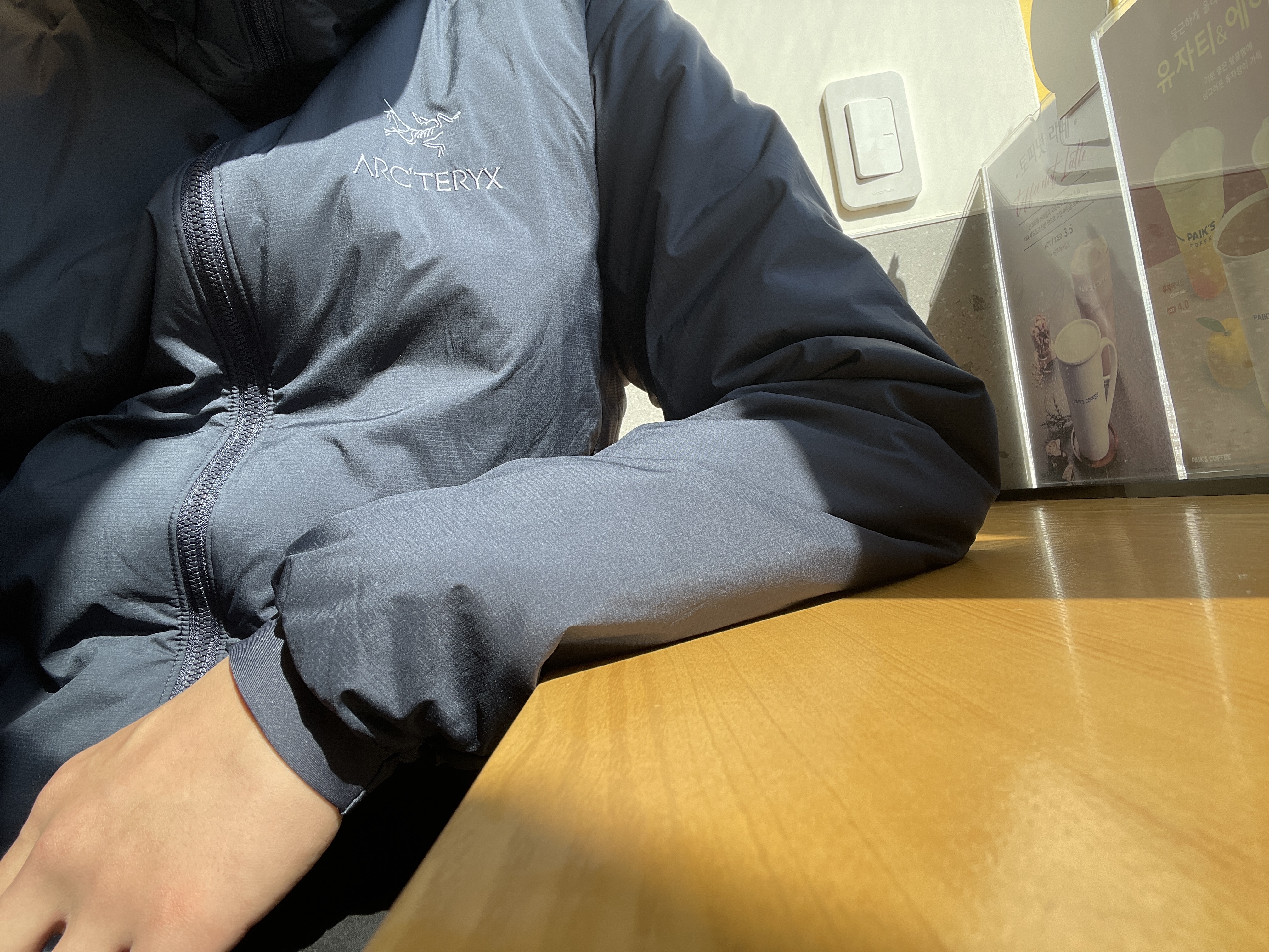 Arc'teryx Atom Hoody Black Sapphire 착용 스타일