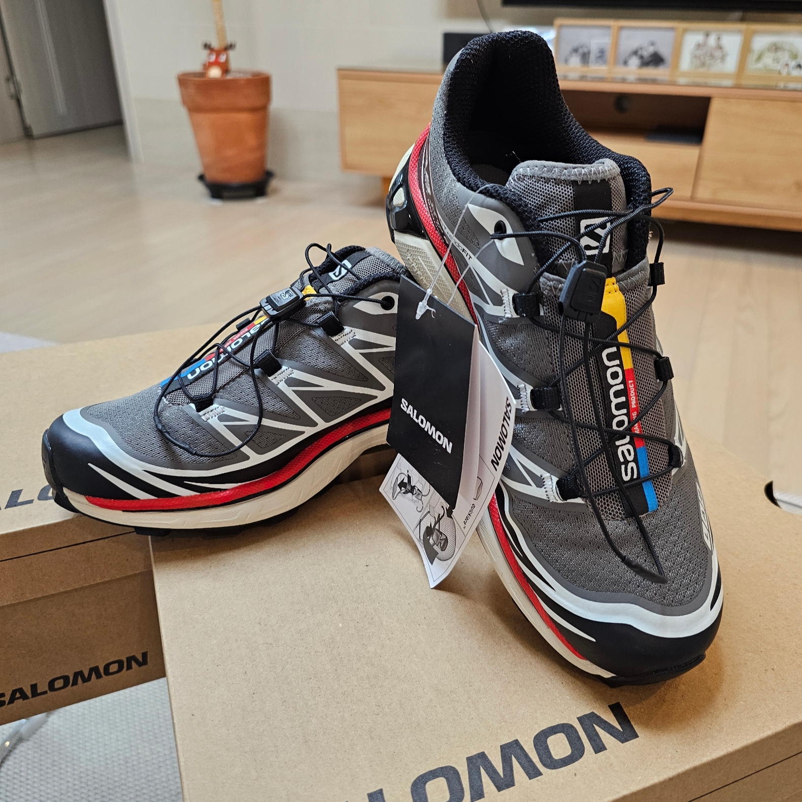 Salomon XT-6 Pewter Aurora Red 착용 스타일 - 2
