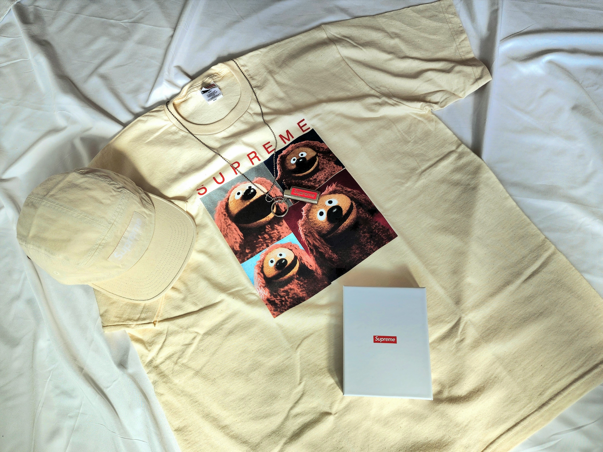 Supreme Rowlf T-Shirt Natural - 24SS, Supreme Washed Chino Twill Camp Cap Natural - 23FW 착용 스타일 - 1