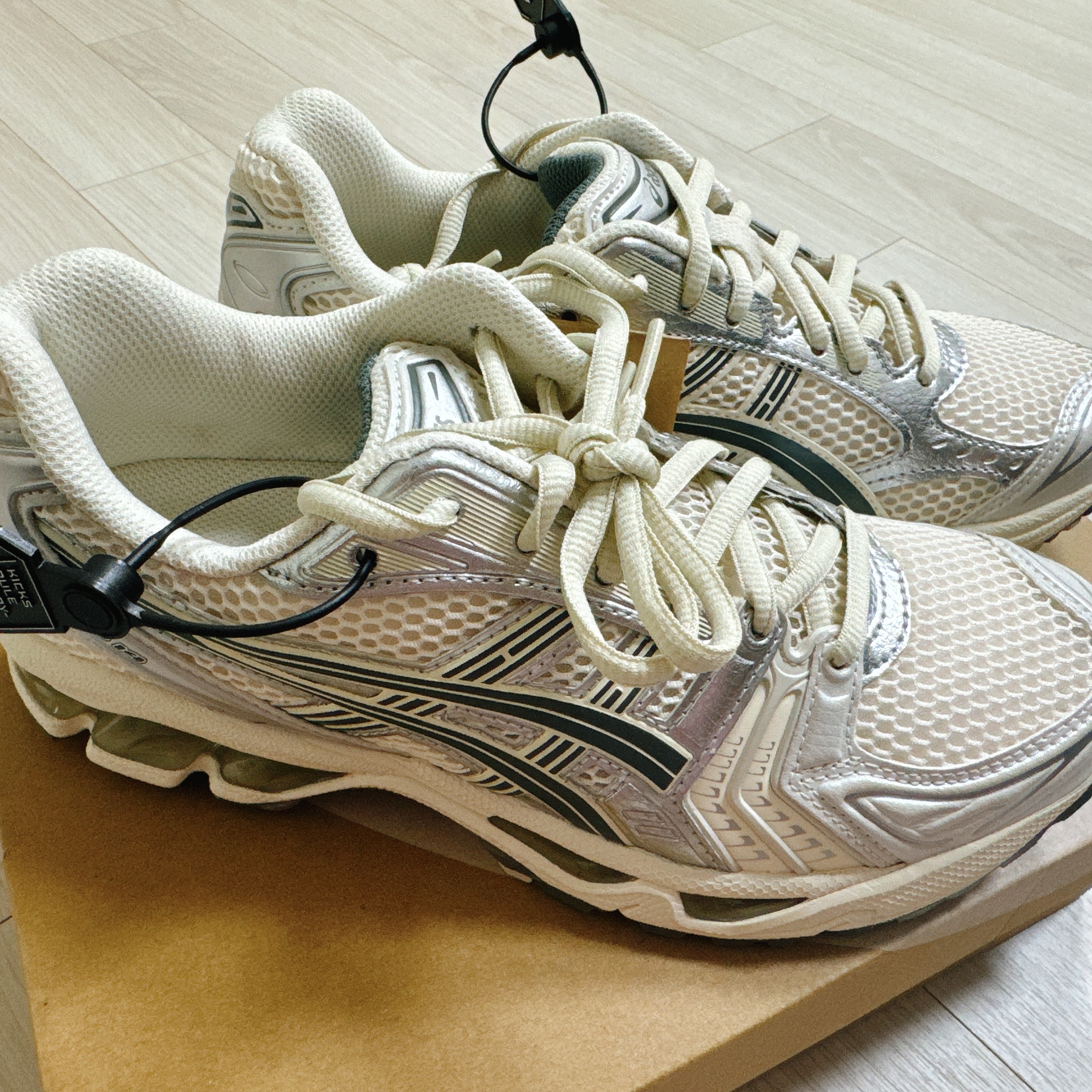 Asics Gel-Kayano 14 Birch Dark Pewter 착용 스타일