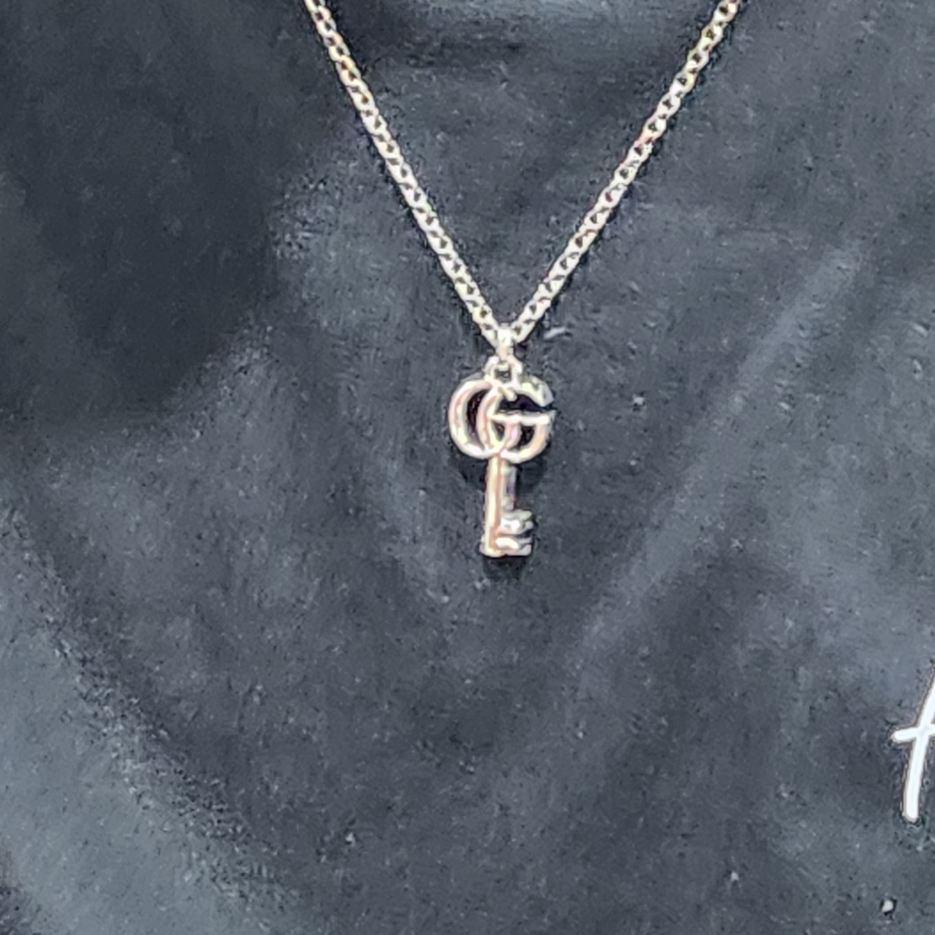 Gucci Double G Key Necklace Silver 착용 스타일 - 2