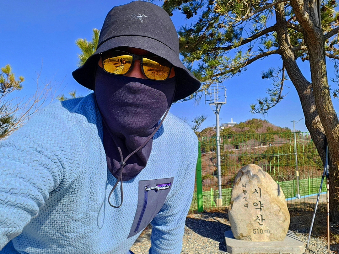 Oakley Holbrook Matte Black Frame Prizm Rose Gold Lenses Low Bridge Fit, Arc'teryx Sinsolo Hat Black 착용 스타일 - 1