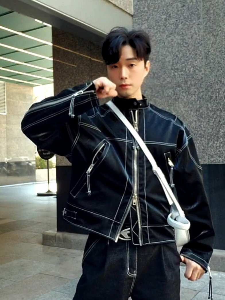 Diesel 1DR Shoulder Bag in Nappa Leather White, Diesel B-1DR W Leather Belt with D Buckle Black 착용 스타일 - 3