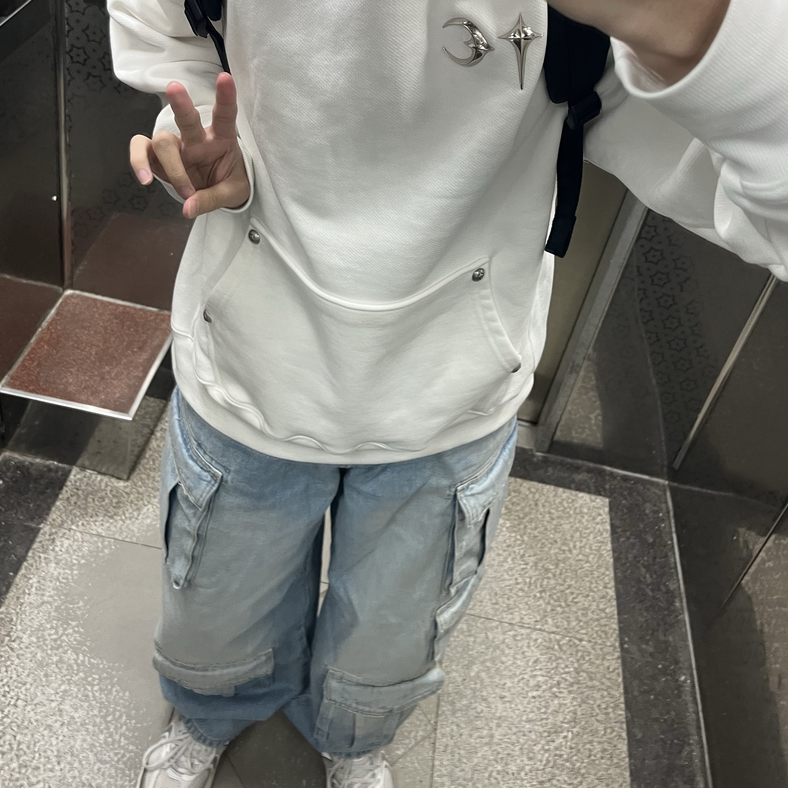 Zara Utility Cargo Jeans Blue, New Balance 530 White Silver 착용 스타일 - 1