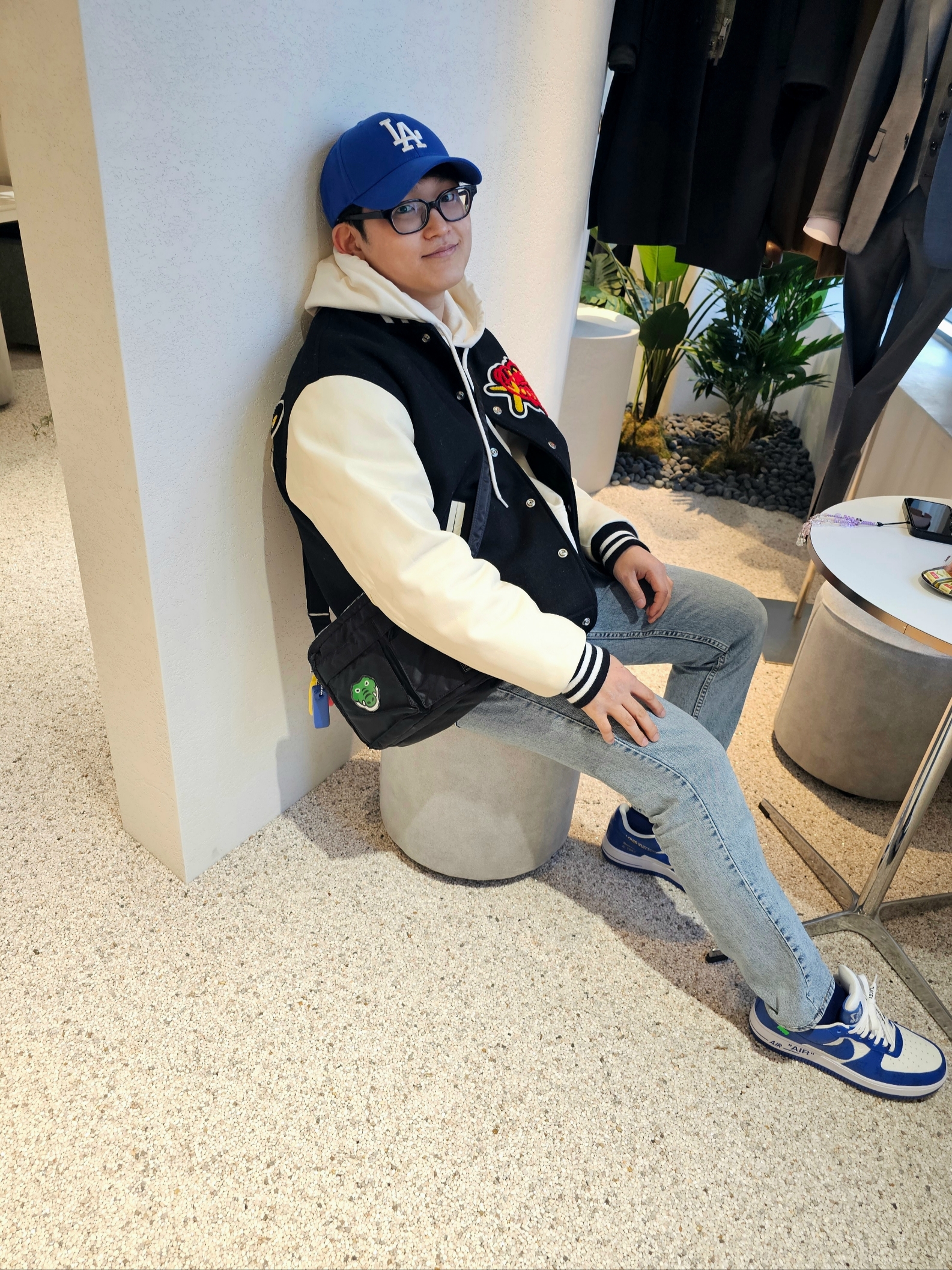 Human Made x Kaws Varsity Jacket #1 Black, Louis Vuitton x Nike Air Force 1 Low by Virgil Abloh White Team Royal 착용 스타일 - 2