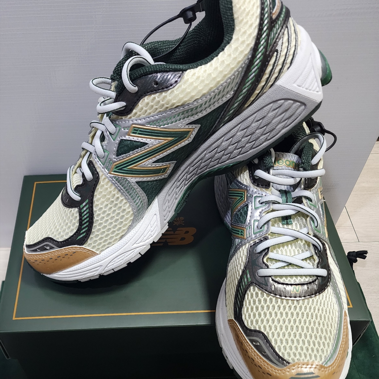 New Balance x Aime Leon Dore 860v2 Green 착용 스타일 - 2