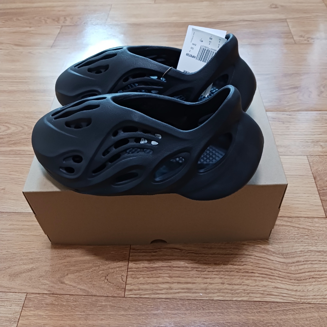 Adidas Yeezy Foam RNNR Onyx 착용 스타일 - 2