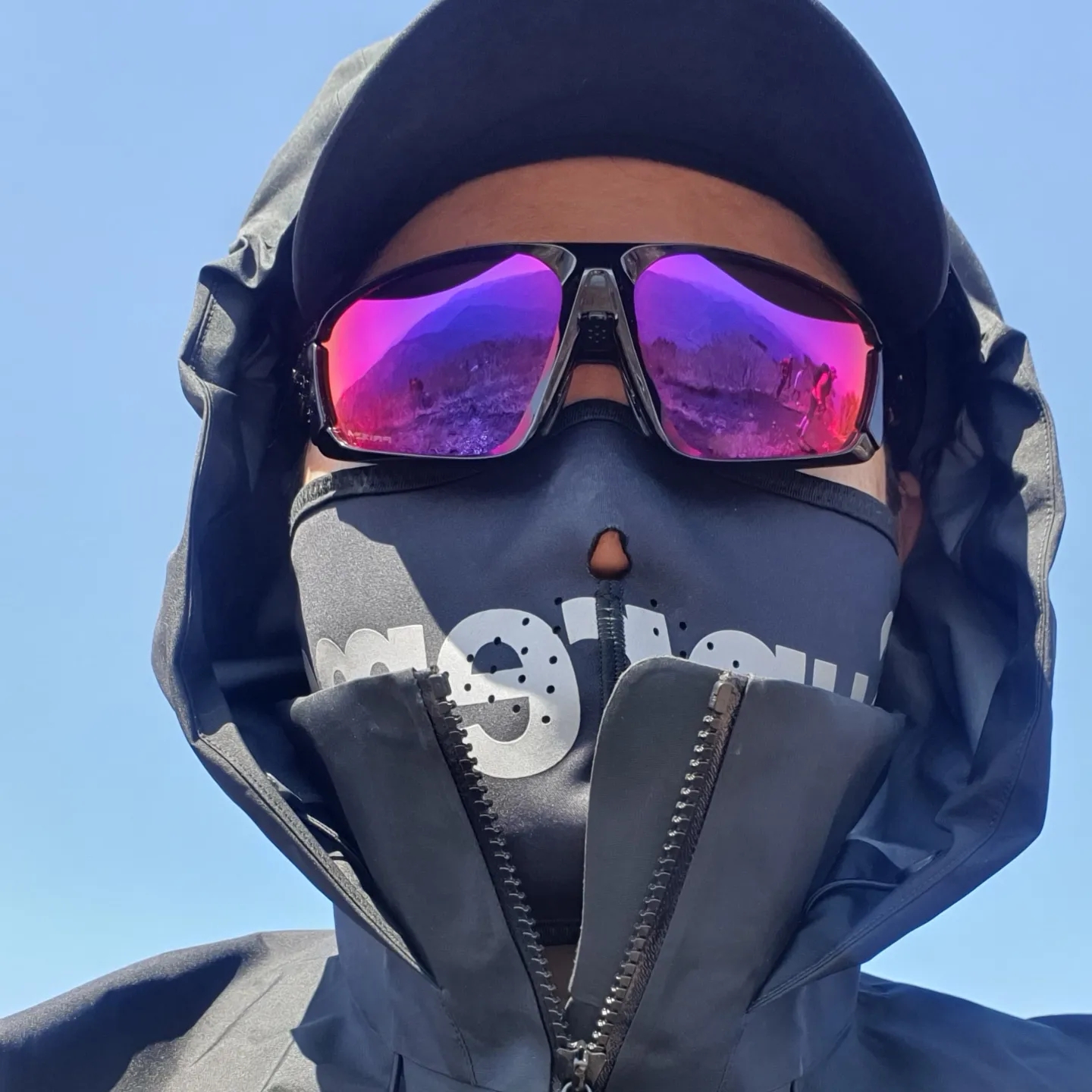 Supreme Windstopper Facemask Black - 23FW, Arc'teryx Beta AR Jacket Black 착용 스타일 - 1