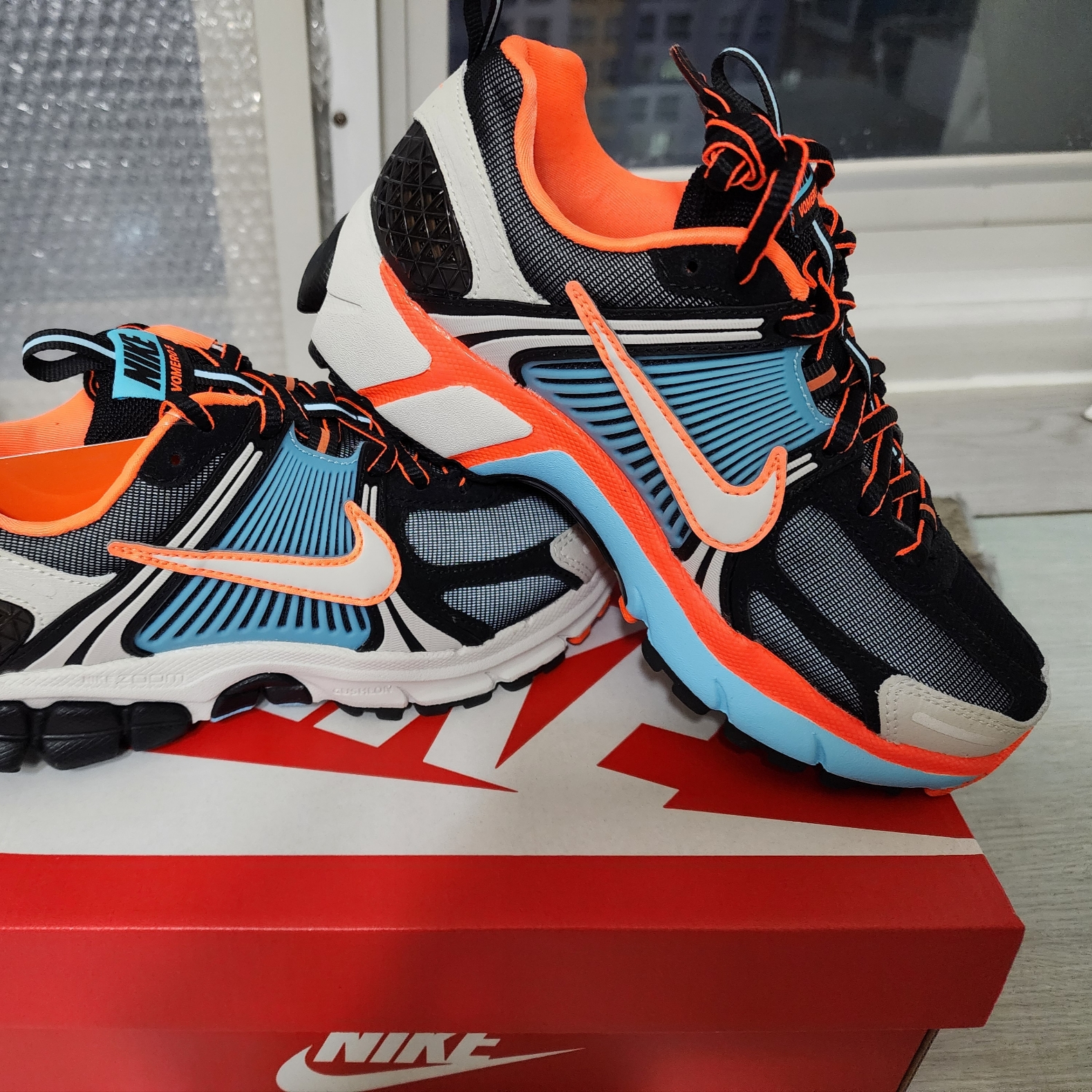 (W) Nike Zoom Vomero 5 Black Blue Gaze 착용 스타일