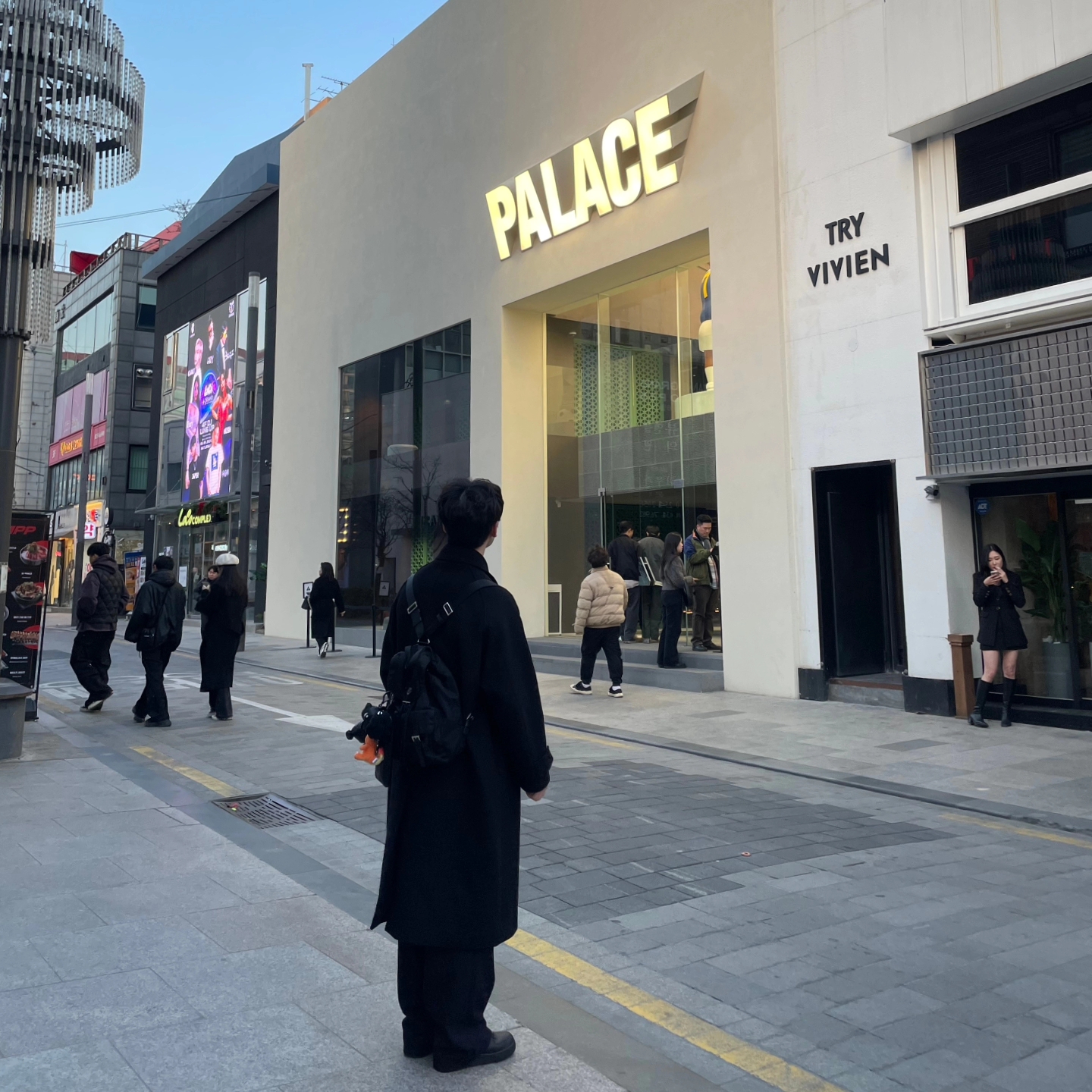 Prada Re-Nylon Medium Backpack Black, Fragment x Pokemon INN Thunderbolt Project TBP Mascot Key Ring Fushigidane Black 착용 스타일 - 1