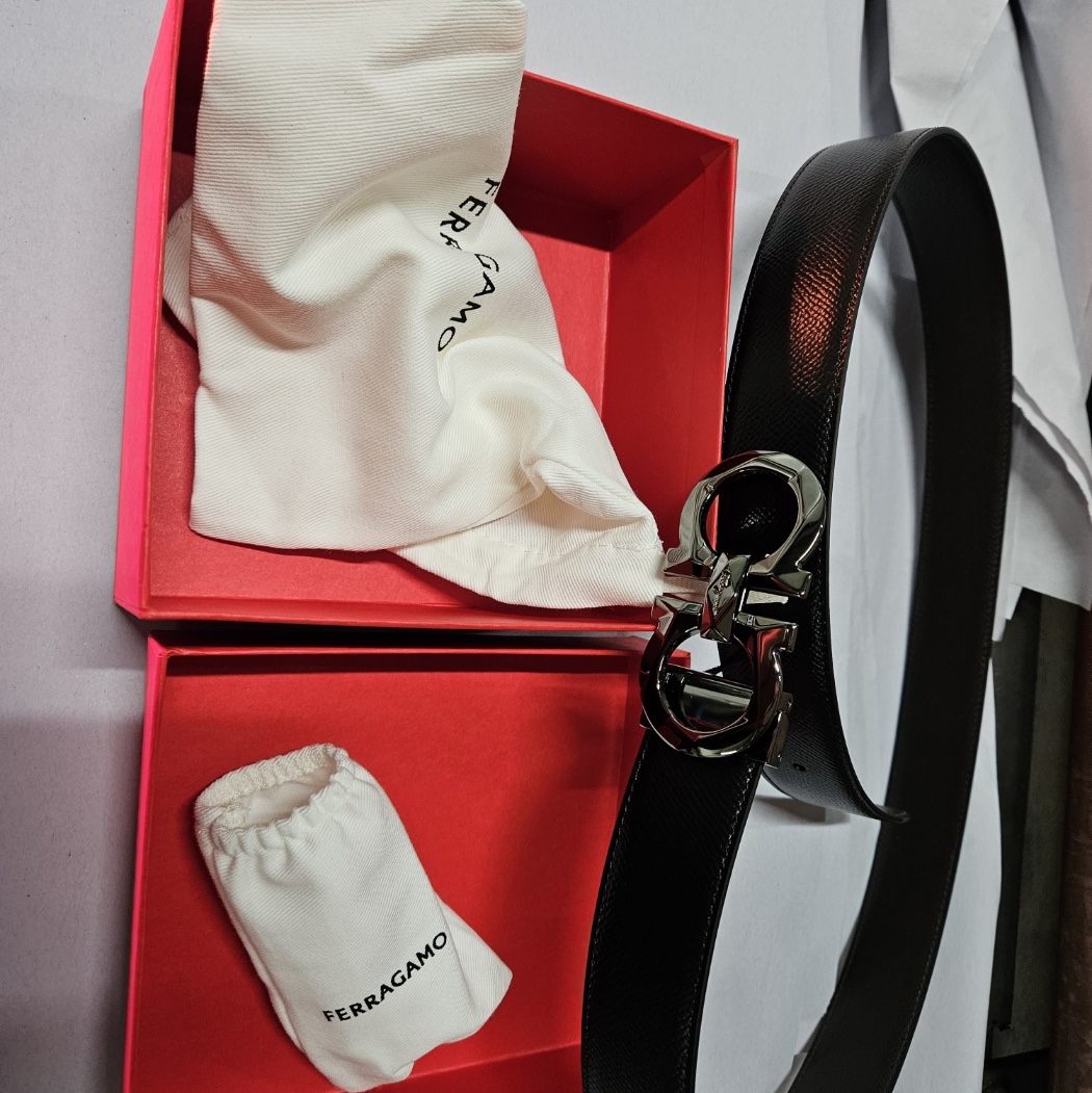 Ferragamo Reversible and Adjustable Hammered Calfskin Leather Gancini Belt Black Testa Di Moro 착용 스타일