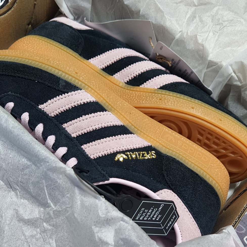 (W) Adidas Spezial Handball Core Black Clear Pink 착용 스타일