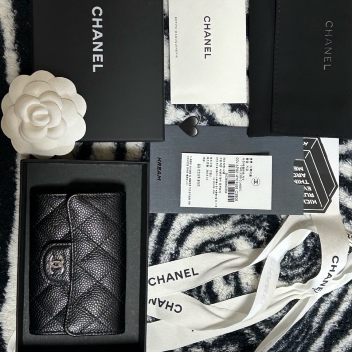 Chanel Classic Card Holder Grained Calfskin & Silver Black 착용 스타일