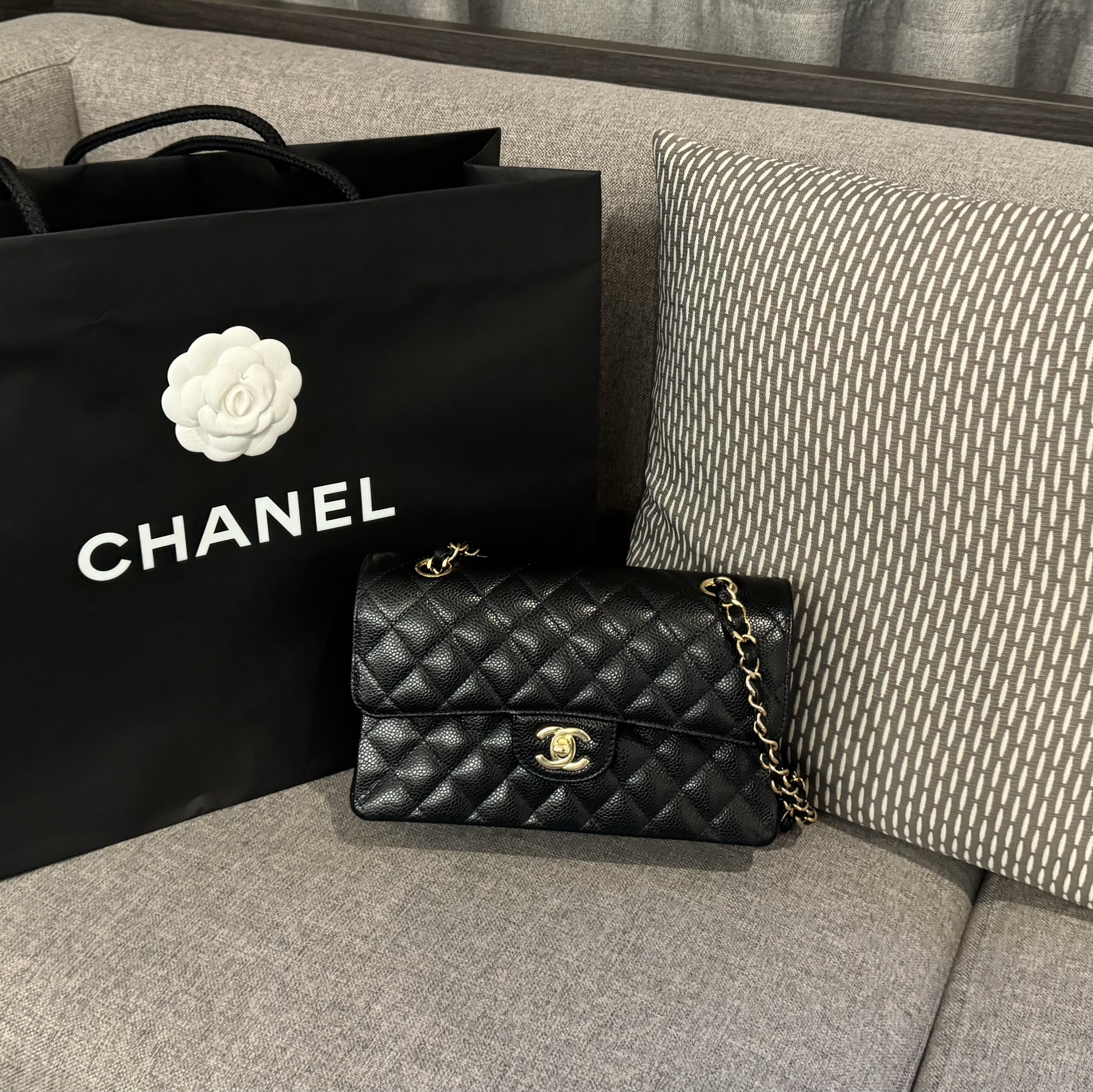 Chanel Small Classic Handbag Grained Calfskin & Gold Black 착용 스타일