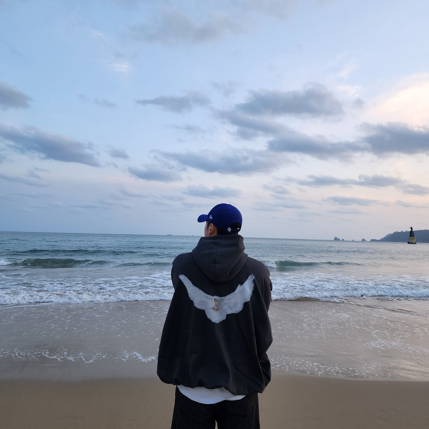Yeezy Gap Engineered By Balenciaga Dove Hoodie Black 착용 스타일