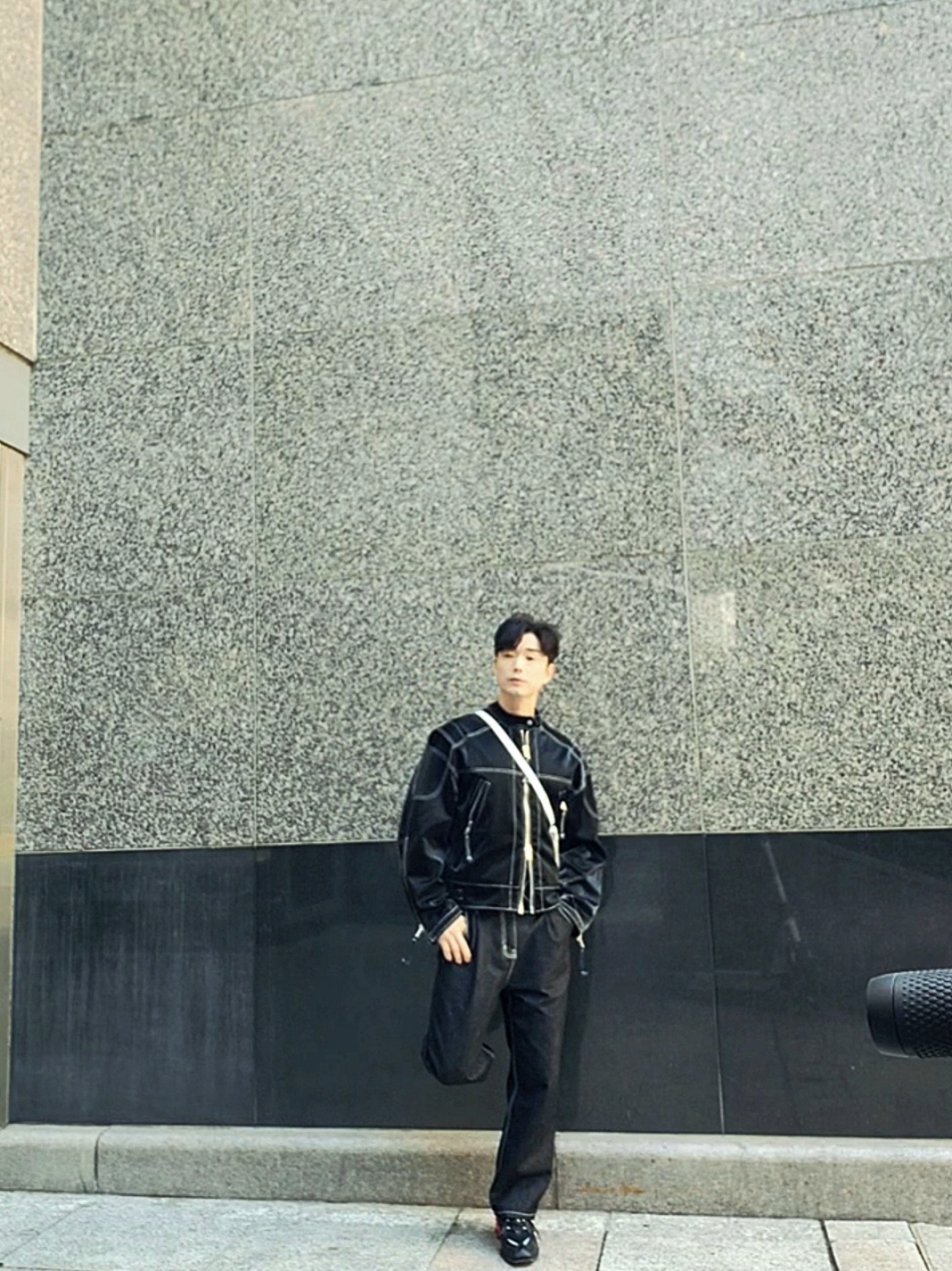 Diesel 1DR Shoulder Bag in Nappa Leather White, Diesel B-1DR W Leather Belt with D Buckle Black 착용 스타일 - 5
