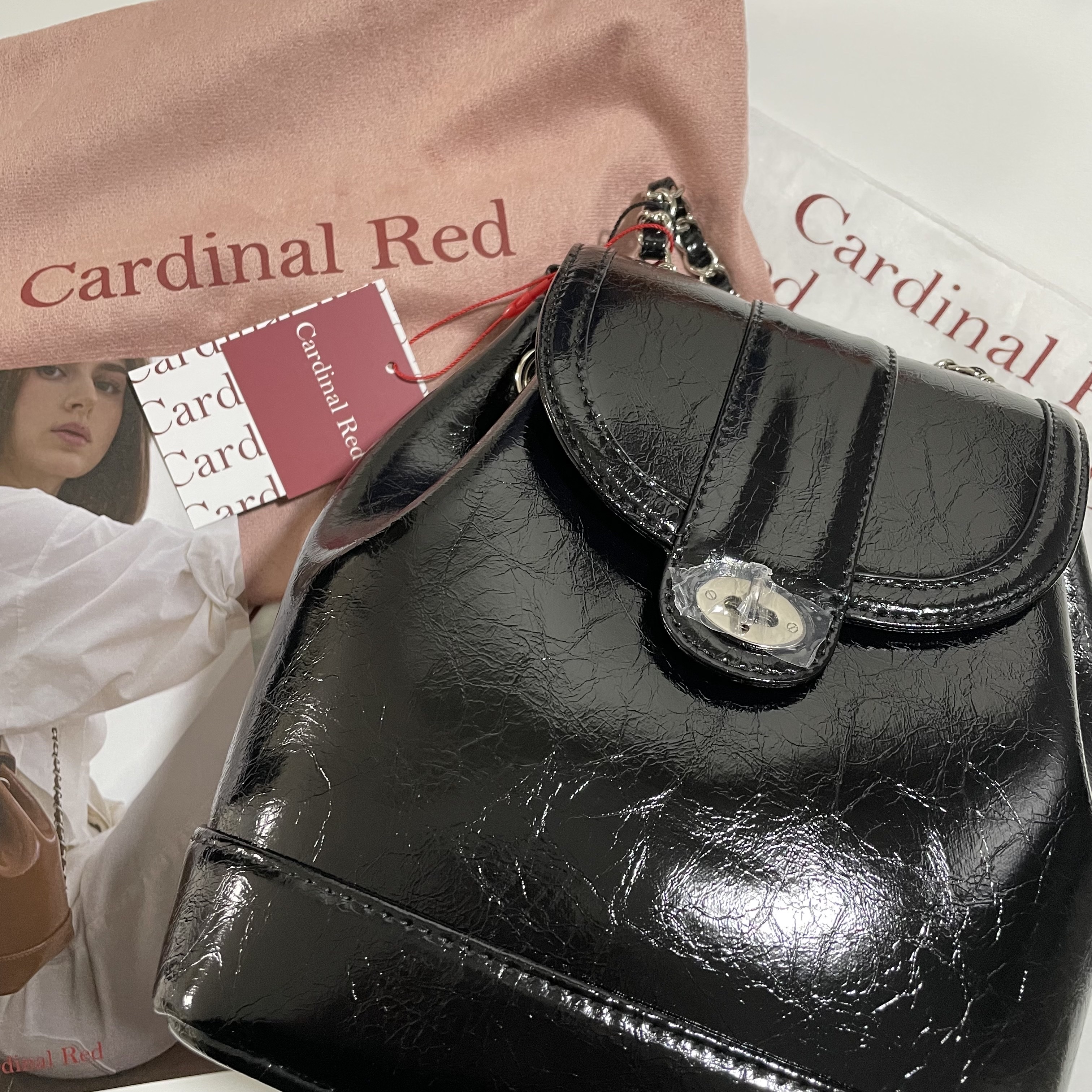 Cardinal Red Hawoo-A Bag Black 착용 스타일