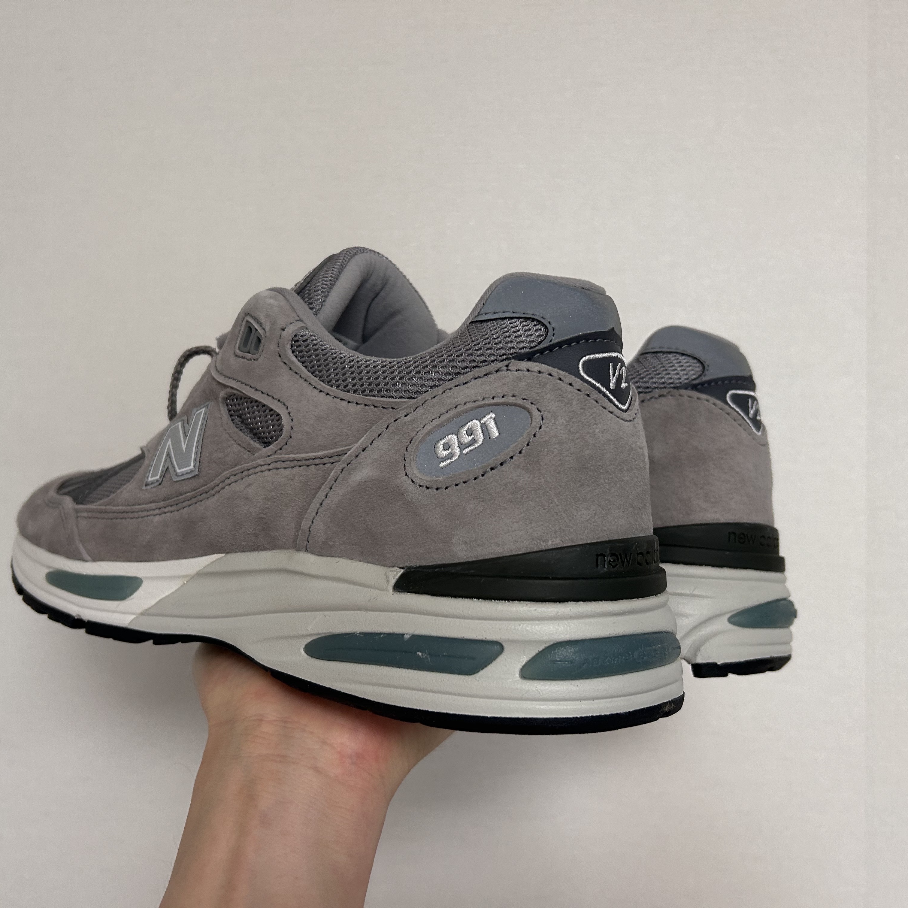 New Balance 991v2 Made in UK Rock Ridge Alloy Silver 착용 스타일 - 3