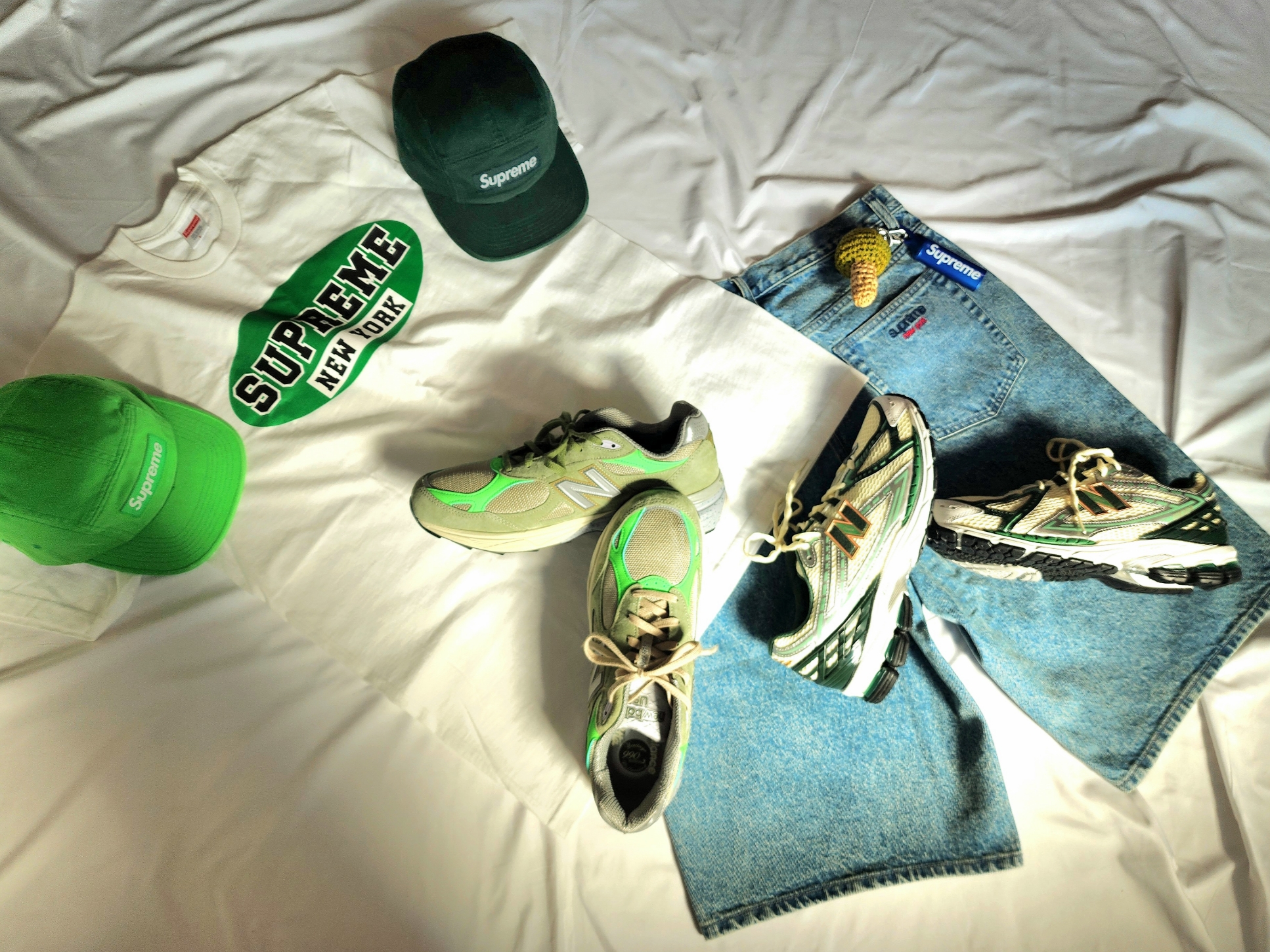Supreme Baggy Denim Shorts Washed Blue - 23SS, New Balance x Patta 990v3 Made in USA Olive 착용 스타일 - 3