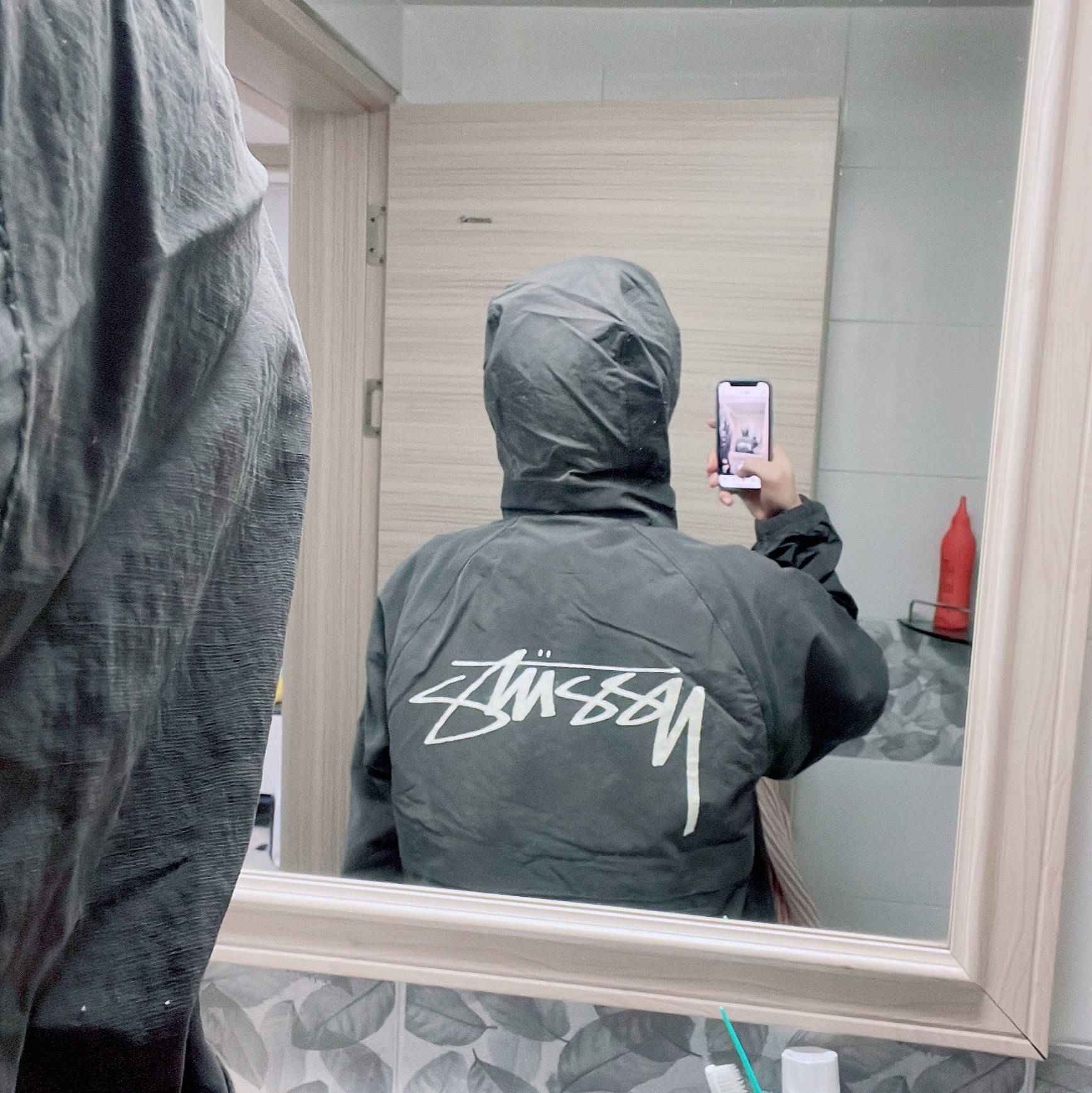 Stussy Wave Dye Beach Shell Jacket Black 착용 스타일