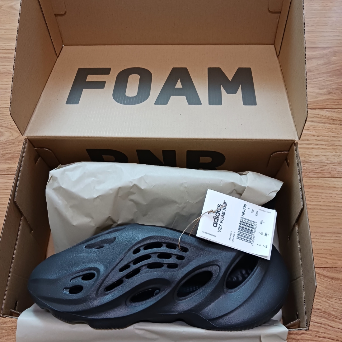 Adidas Yeezy Foam RNNR Onyx 착용 스타일 - 1