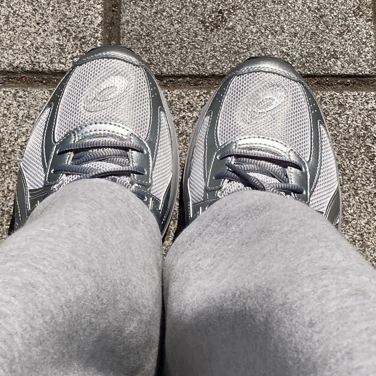 Asics Jog 100 S SMU Glacier Grey Pure Silver - 2E Wide 착용 스타일 - 4