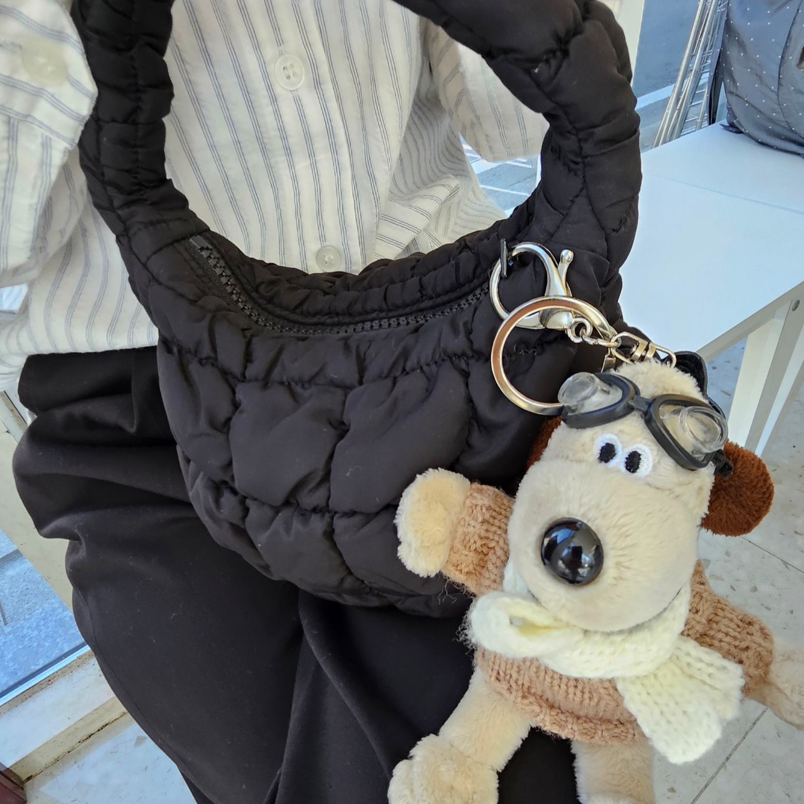 COS Quilted Micro Bag Black 착용 스타일