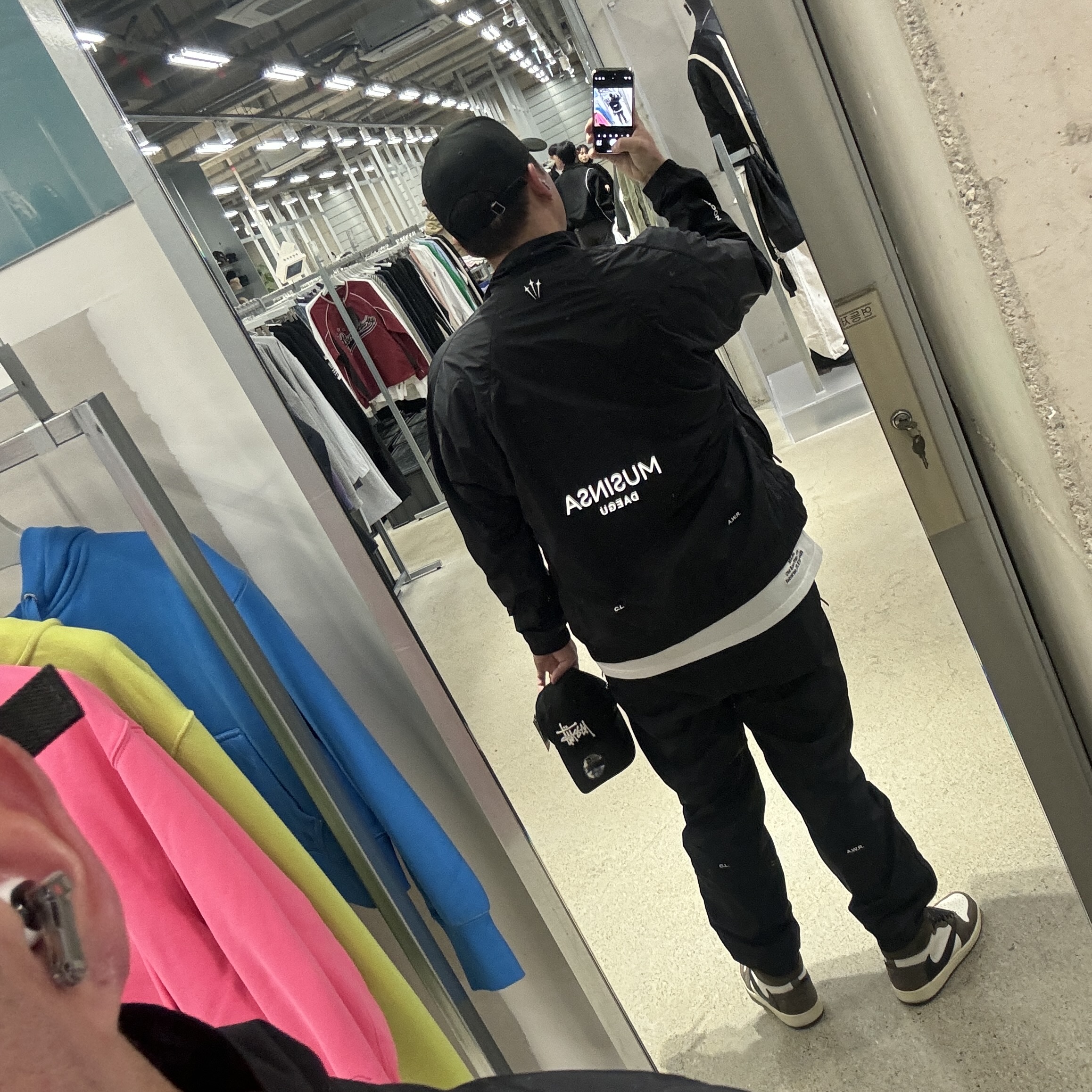 Nike x Drake Nocta Nylon Track Jacket Black (FN7666-010), Nike x Drake Nocta Woven Track Pants Black (FN7668-010) 착용 스타일 - 2