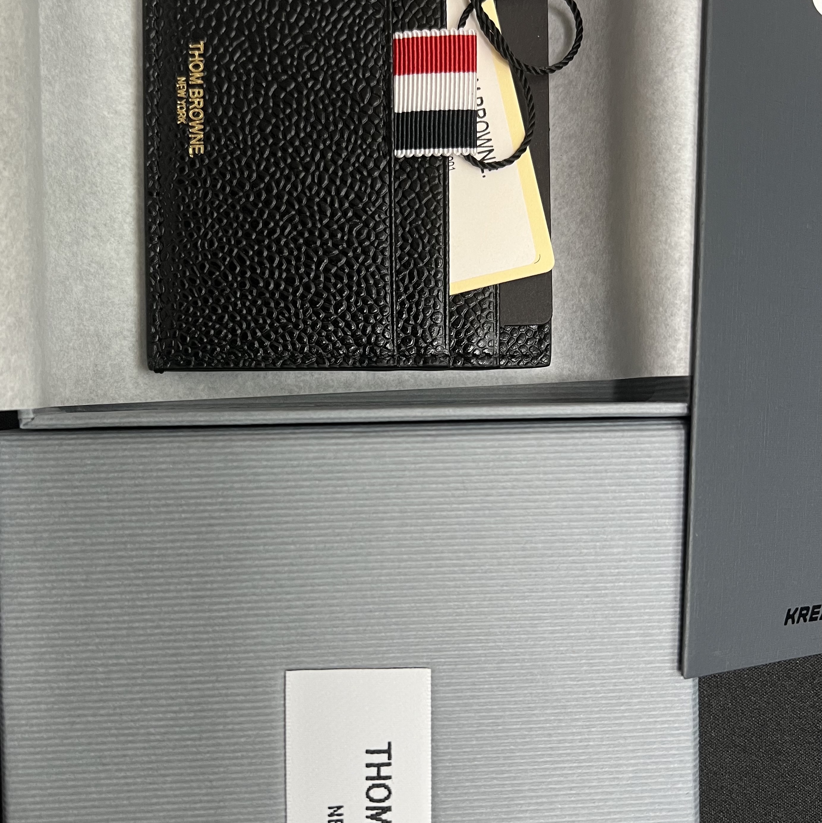 Thom Browne Pebble Grain Leather Stripe Note Compartment Card Holder Black 착용 스타일