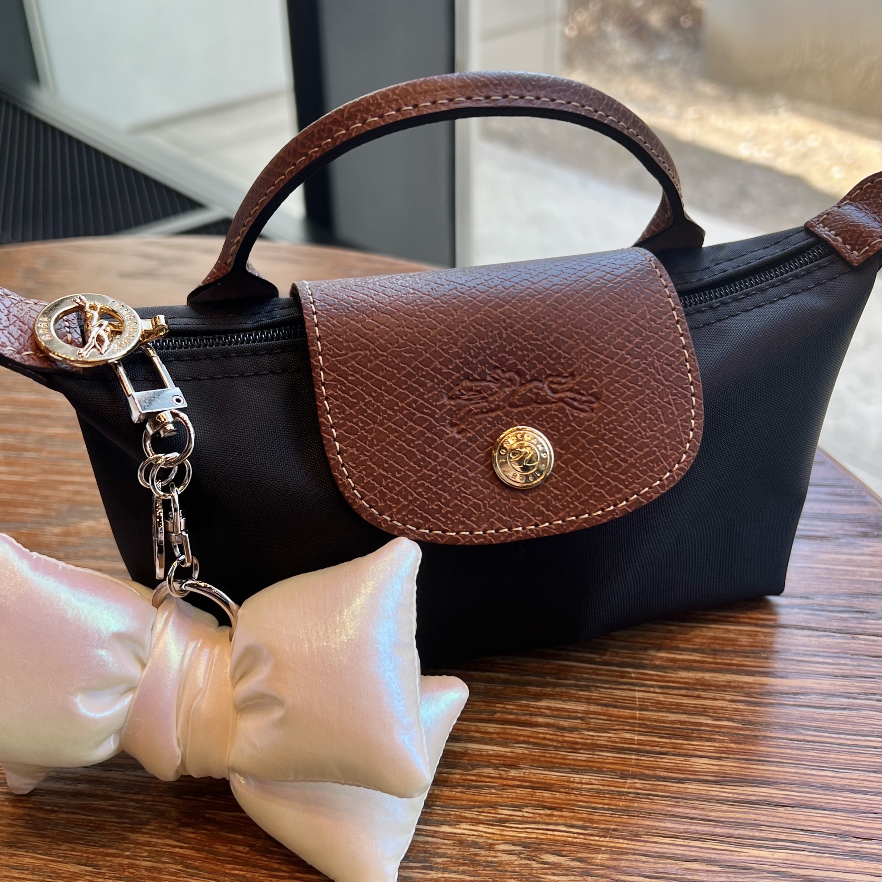 Longchamp Le Pliage Original Handle Pouch Black, [KREAM 단독] Bloomingtale Padded Ribbon Keyring White 착용 스타일