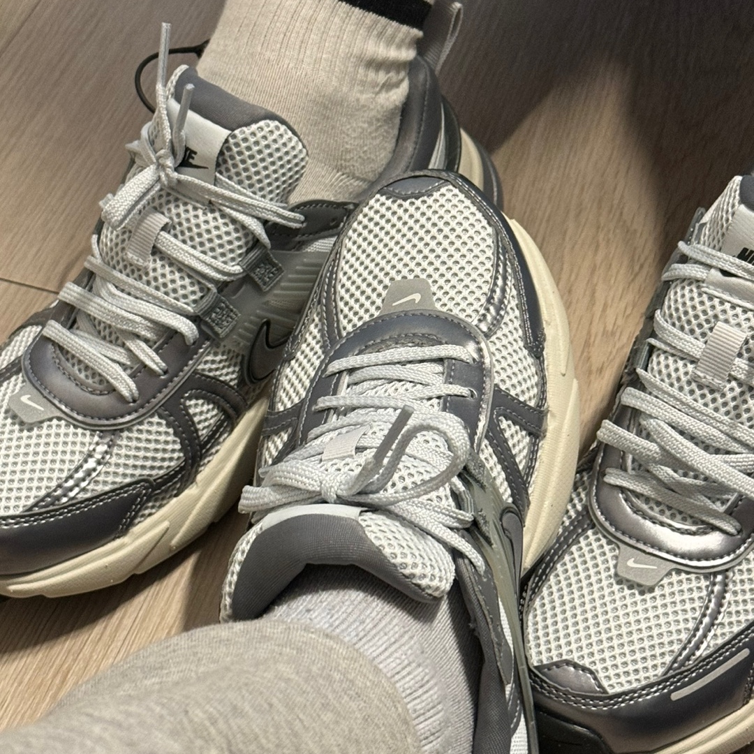 Nike V2K Run Pure Platinum Wolf Grey 착용 스타일